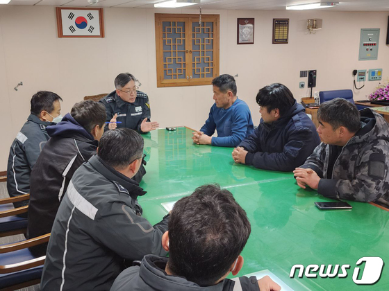 청보호 전복사고 상황회의하는 김종욱 해양경찰청장