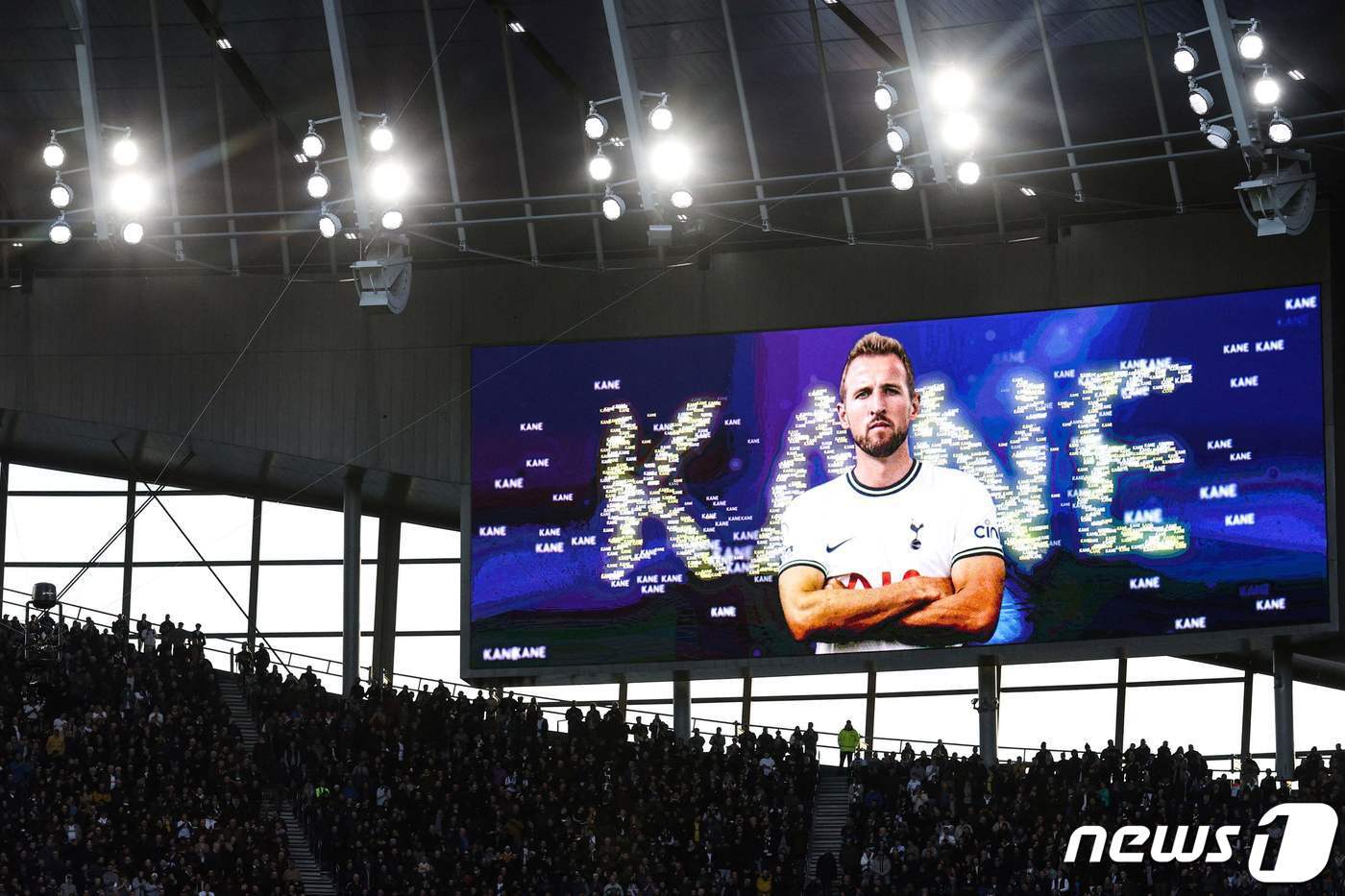 본문 이미지 - 해리 케인의 득점을 축하하는 전광판 ⓒ AFP=뉴스1