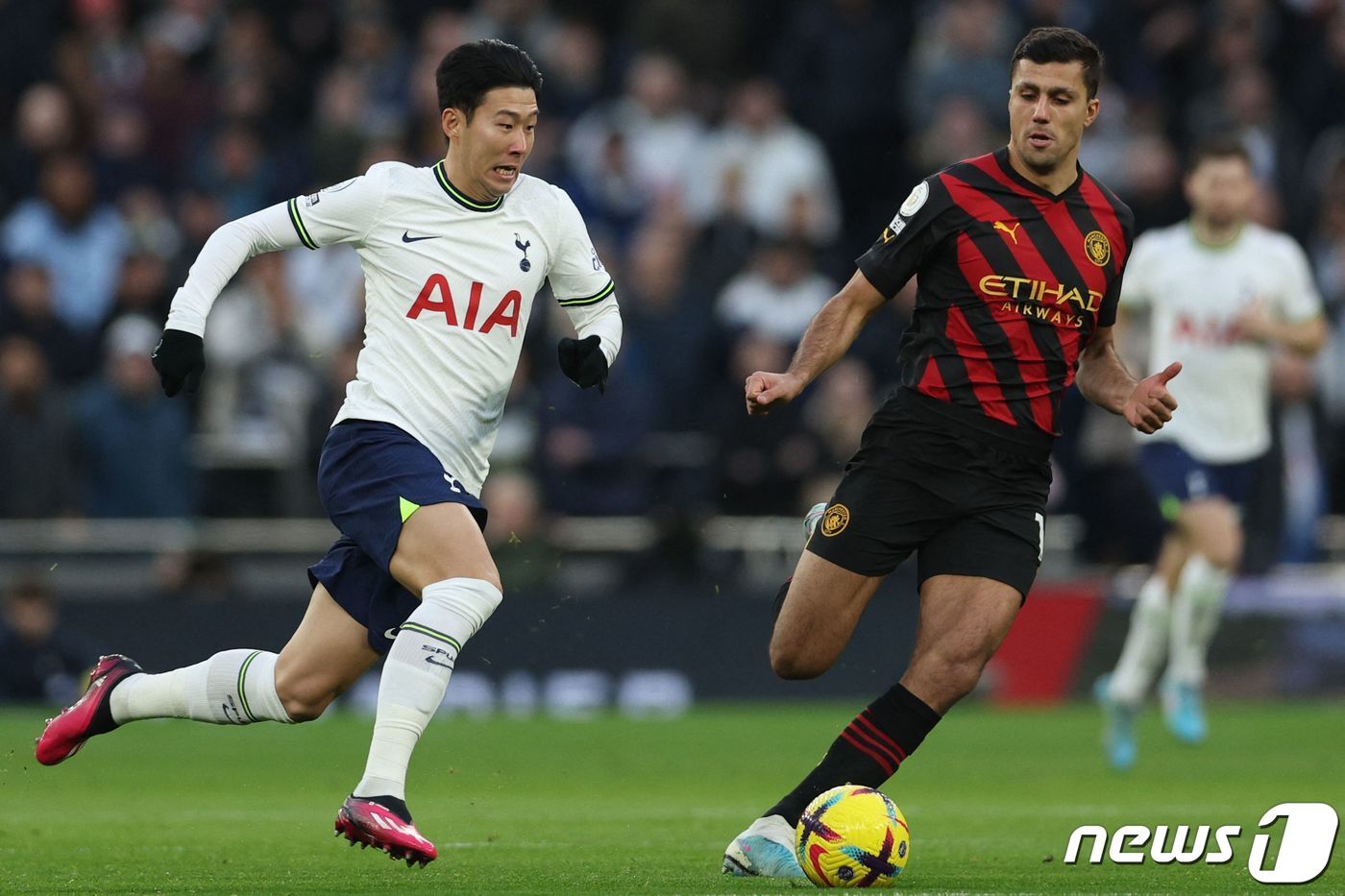 본문 이미지 - 돌파하는 손흥민 ⓒ AFP=뉴스1