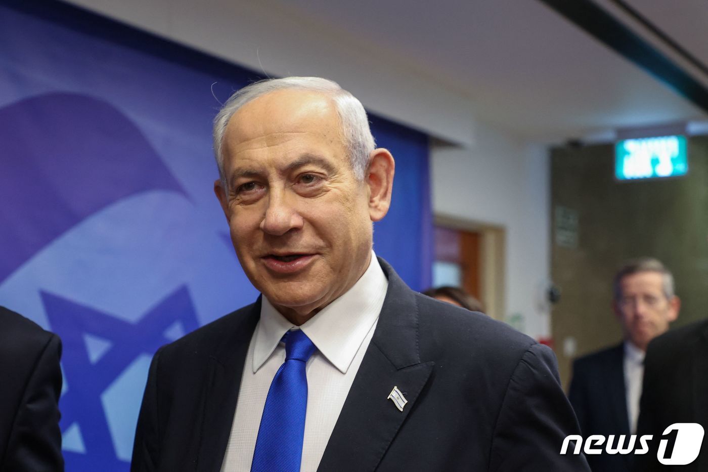 본문 이미지 - 베냐민 네타냐후 이스라엘 총리가 지난 5일(현지시간) 내각 주간회의를 주재하기 위해 예루살렘 총리실에 입장하고 있다. ⓒ AFP=뉴스1 ⓒ News1 강민경 기자