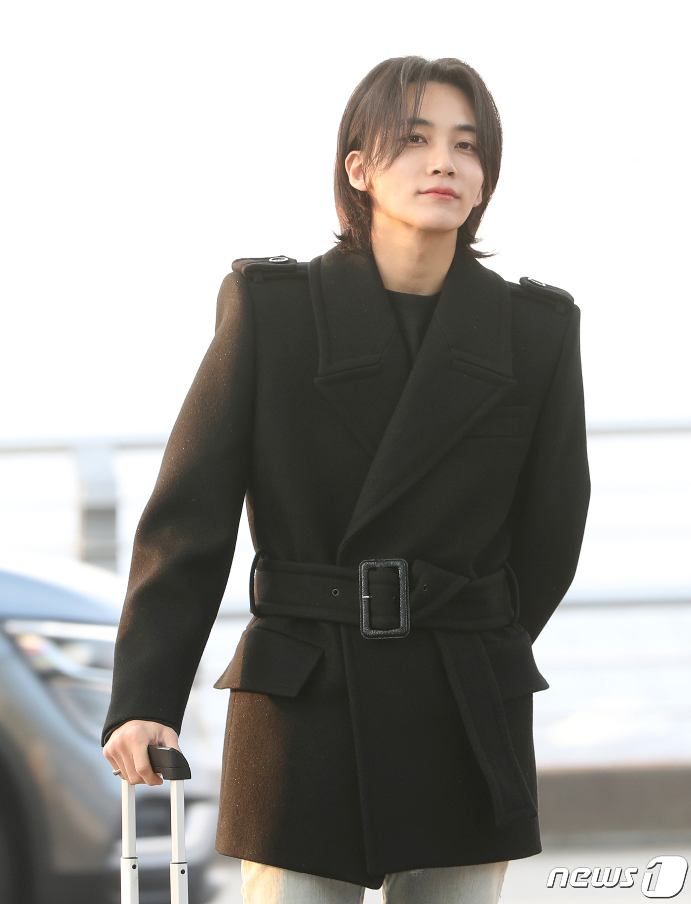 (인천공항=뉴스1) 권현진 기자 = 세븐틴 정한이 방송 촬영을 위해 6일 인천국제공항에 도착해 프랑스 파리로 출국하기 전 인사를 하고 있다. 2023.2.6/뉴스1