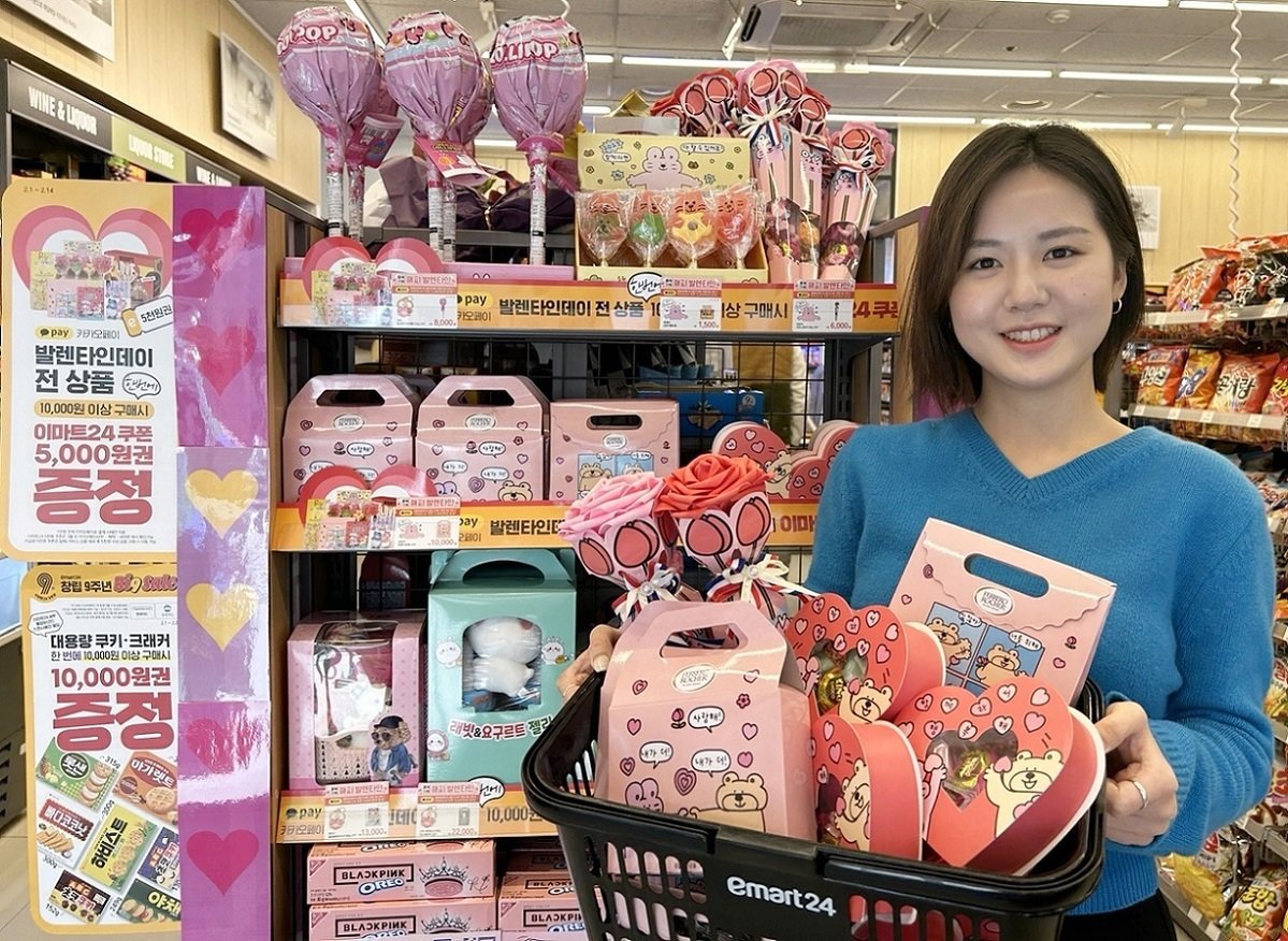 본문 이미지 - 모델이 이마트24 매장에서 &#39;김토끼 스튜됴&#39; 협업 밸런타인데이 상품을 소개하고 있다.&#40;이마트24 제공&#41;