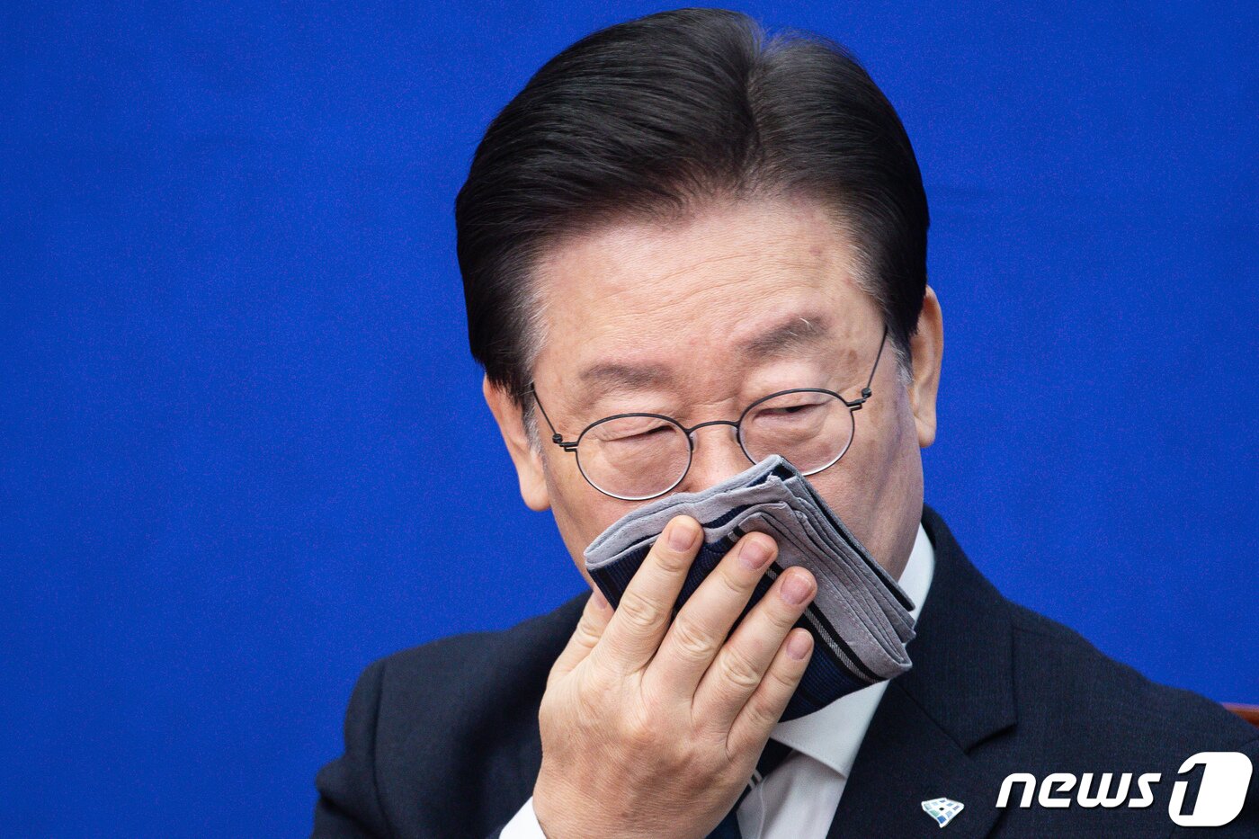 본문 이미지 - 이재명 더불어민주당 대표가 6일 서울 여의도 국회에서 열린 최고위원회의에서 손수건으로 입가를 닦고 있다. 2023.2.6/뉴스1 ⓒ News1 유승관 기자