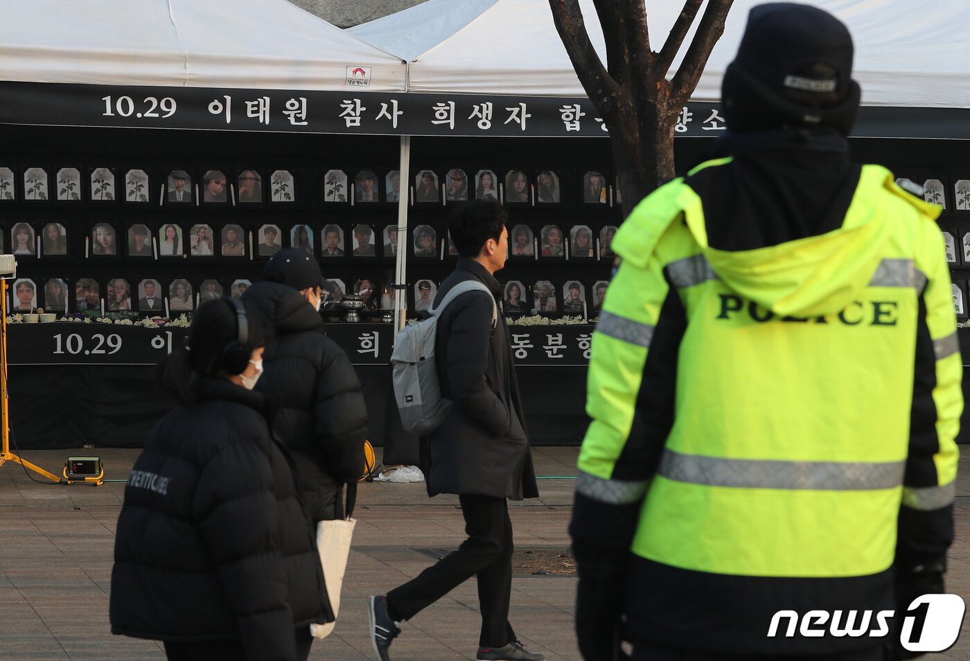 본문 이미지 - 서울시가 유가족 측에게 오후 1시까지 분향소를 철거하지 않으면 행정대집행에 들어가겠다고 통보한 6일 오전 서울 중구 서울시청 앞에 마련된 이태원 참사 추모공간에서 기동대를 비롯한 경찰 인력들이 만일의 사태를 대비해 대기하고 있다. 2023.2.6/뉴스1 ⓒ News1 이동해 기자