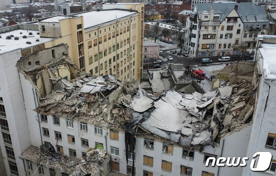 러시아군의 포격으로 무너진 우크라이나 하르키우 시내 대학 건물. © 로이터=뉴스1