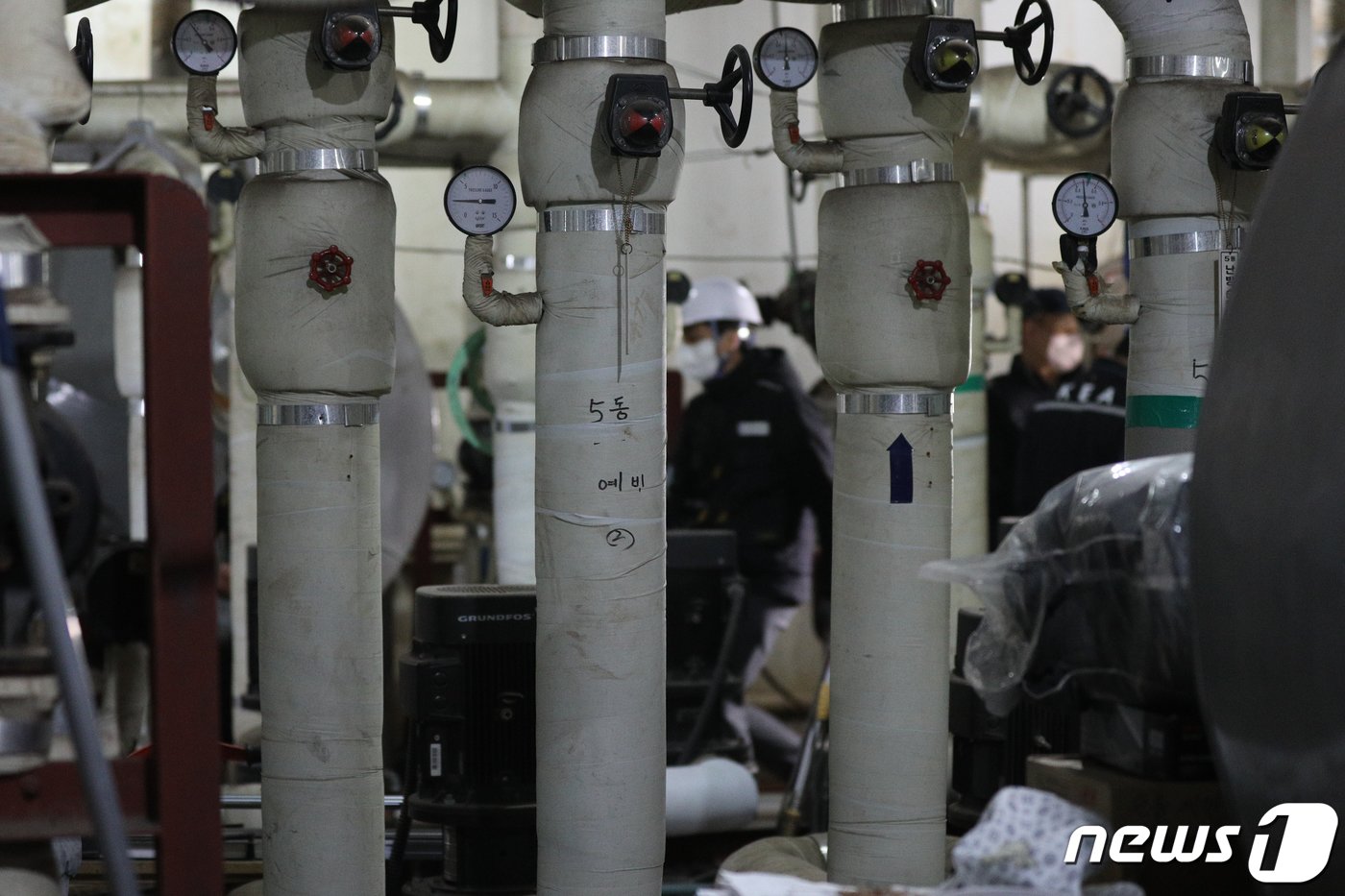 본문 이미지 - 한국에너지공단 직원들이 지난 6일 서울 동작구의 한 아파트에서 노후 보일러 아파트 난방시설 효율개선을 위해 현장점검을 하고 있다. 2023.2.6/뉴스1 ⓒ News1 안은나 기자