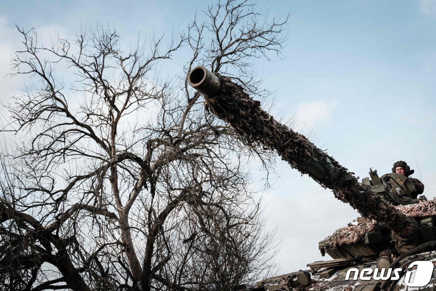 본문 이미지 - 5일(현지시간) 우크라이나 도네츠크 바흐무트에서 병사가 러시아 군을 향해 전차를 타고 이동하고 있다. ⓒ AFP=뉴스1 ⓒ News1 우동명 기자