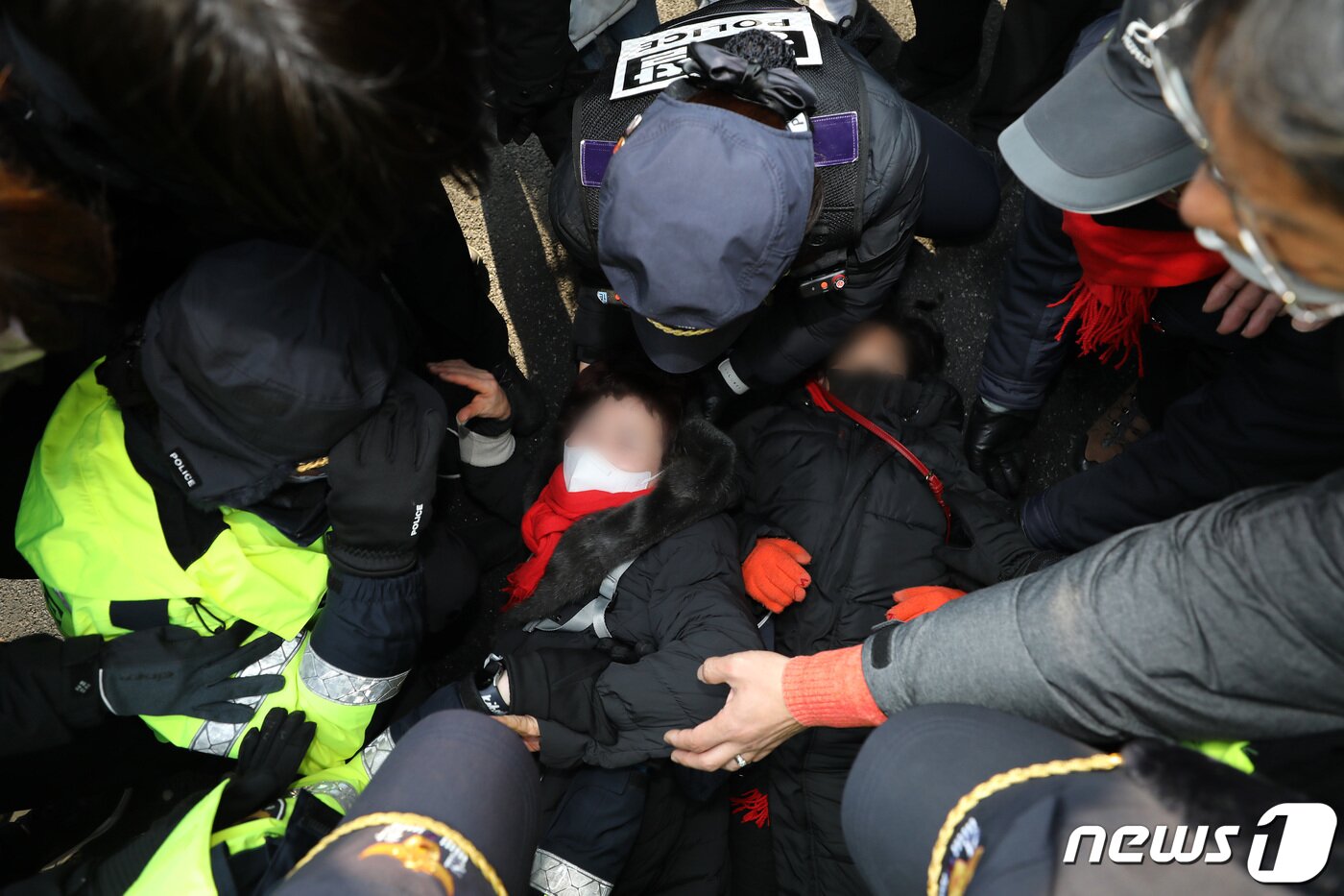 본문 이미지 - 이태원 참사 희생자 유가족들이 6일 오전 오세훈 서울시장과의 면담을 요구하며 서울시청 진입을 시도하다 도로에 드러눕고 있다.  2023.2.6/뉴스1 ⓒ News1 이동해 기자