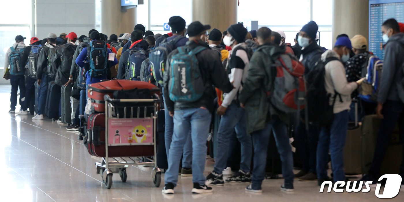본문 이미지 - 인천국제공항애서 외국인들이 단체로 입국하는 모습. 2023.2.6/뉴스1 ⓒ News1 황기선 기자