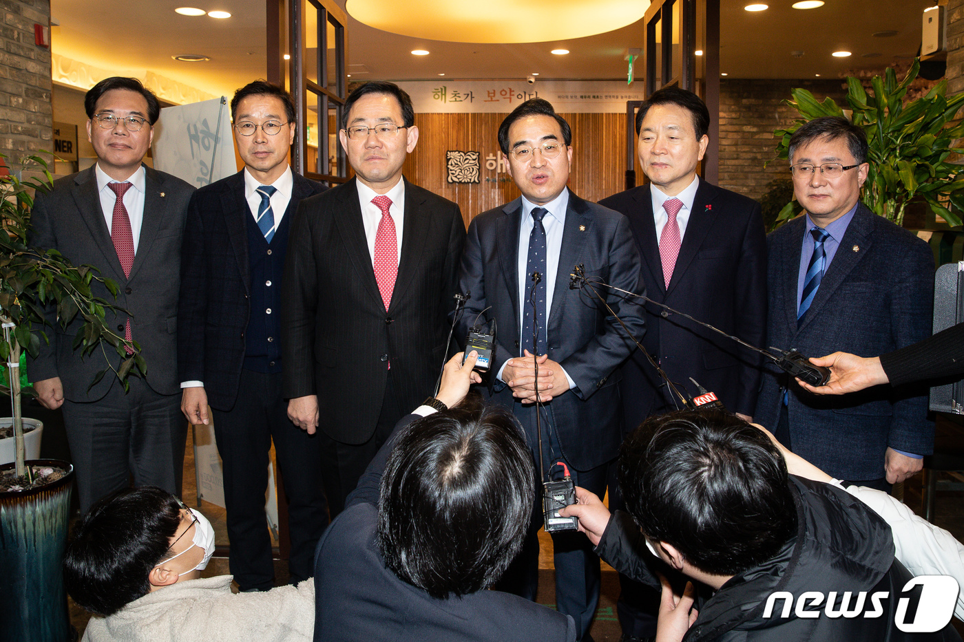 (서울=뉴스1) 유승관 기자 = 주호영 국민의힘 원내대표(왼쪽 세 번째)와 박홍근 더불어민주당 원내대표(왼쪽 네 번째)를 비롯한 여야 원내지도부가 6일 서울 여의도 한 식당에서 오 …