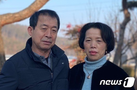 낙농업에 종사하는 부여군 조남인·이영옥 부부.&#40;충남세종농협 제공&#41; /뉴스1