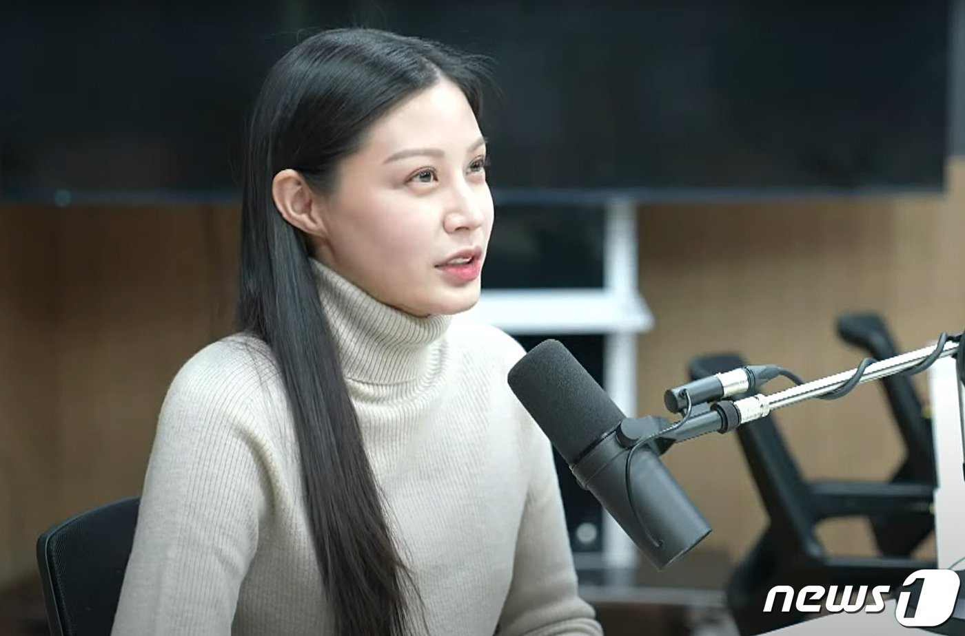 본문 이미지 - 조국 전 법무부 장관의 장녀 조민씨가 6일 유튜브 방송 ‘김어준의 겸손은 힘들다 뉴스공장’에 출연해 직접 얼굴을 드러내고 공개인터뷰를 했다. (김어준 유튜브 채널 화면 캡처)2023.2.6/뉴스1