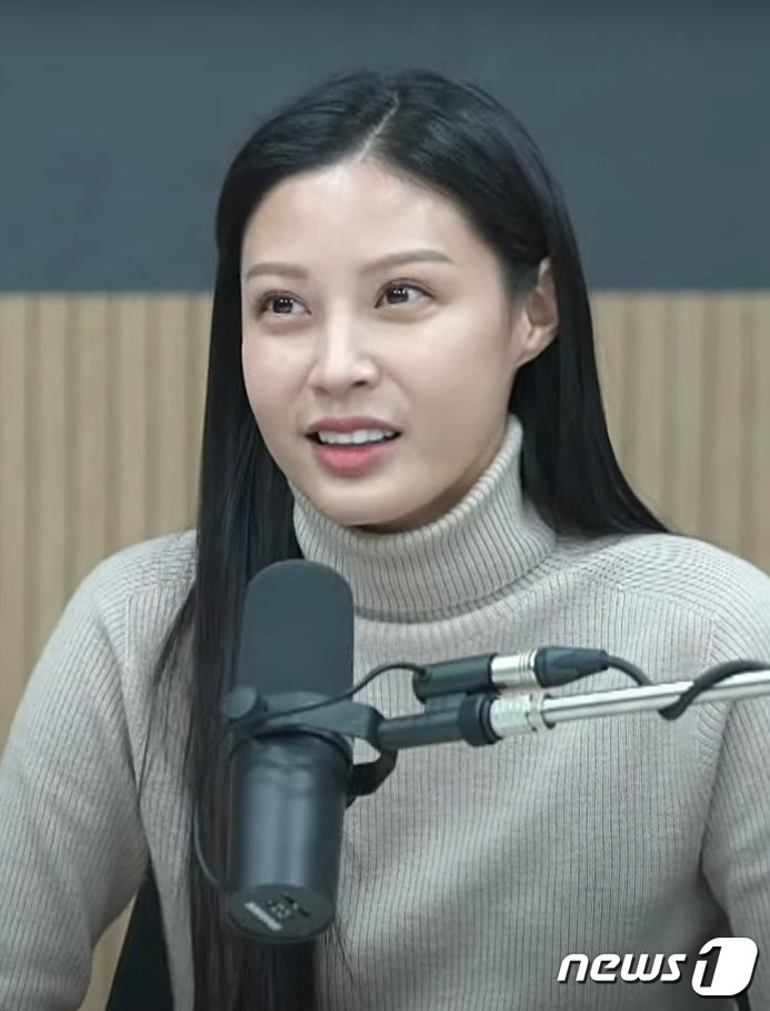 본문 이미지 - 조국 전 법무부 장관의 장녀 조민씨가 6일 유튜브 방송 ‘김어준의 겸손은 힘들다 뉴스공장’에 출연해 직접 얼굴을 드러내고 공개인터뷰를 했다. (김어준 유튜브 채널 화면 캡처)2023.2.6/뉴스1