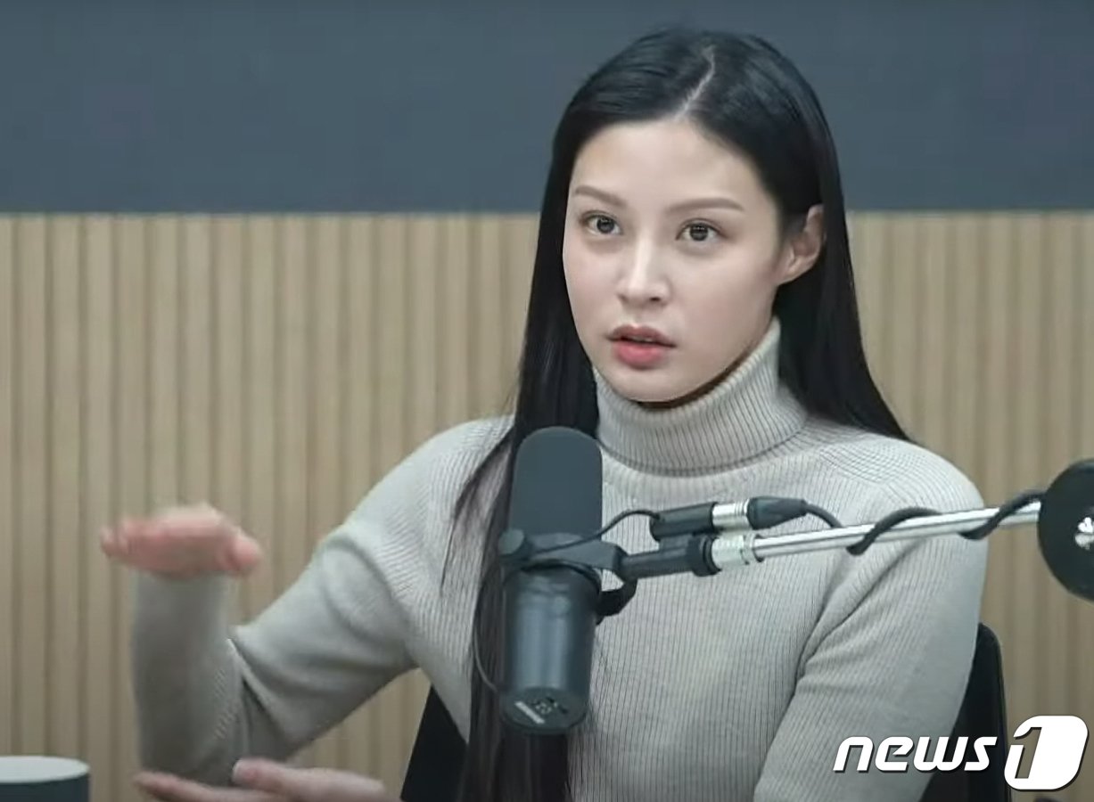 본문 이미지 - 조국 전 법무부 장관의 장녀 조민씨가 6일 유튜브 방송 ‘김어준의 겸손은 힘들다 뉴스공장’에 출연해 직접 얼굴을 드러내고 공개인터뷰를 했다.  &#40;김어준 유튜브 채널 갈무리&#41; 