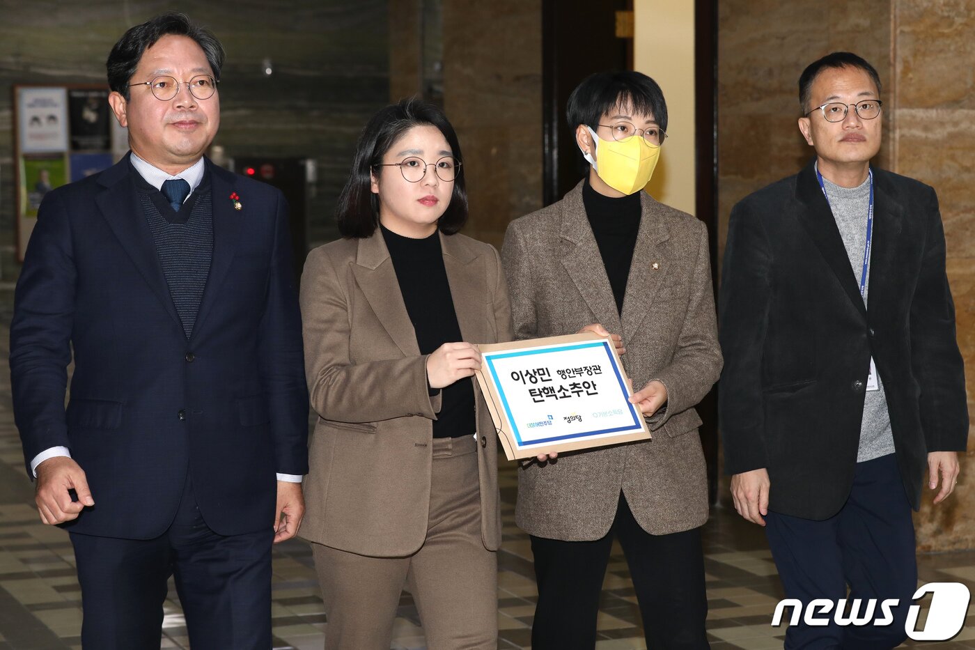 본문 이미지 - 김승원 더불어민주당 법률위원장(왼쪽부터), 용혜인 기본소득당 의원, 장혜영 정의당 의원, 박주민 더불어민주당 용산 이태원참사 대책본부 참사수습단장이 6일 서울 여의도 국회에서 이상민 행정안전부 장관에 대한 탄핵소추안을 의안과에 접수하기 위해 이동하고 있다. (공동취재)/뉴스1 ⓒ News1 유승관 기자