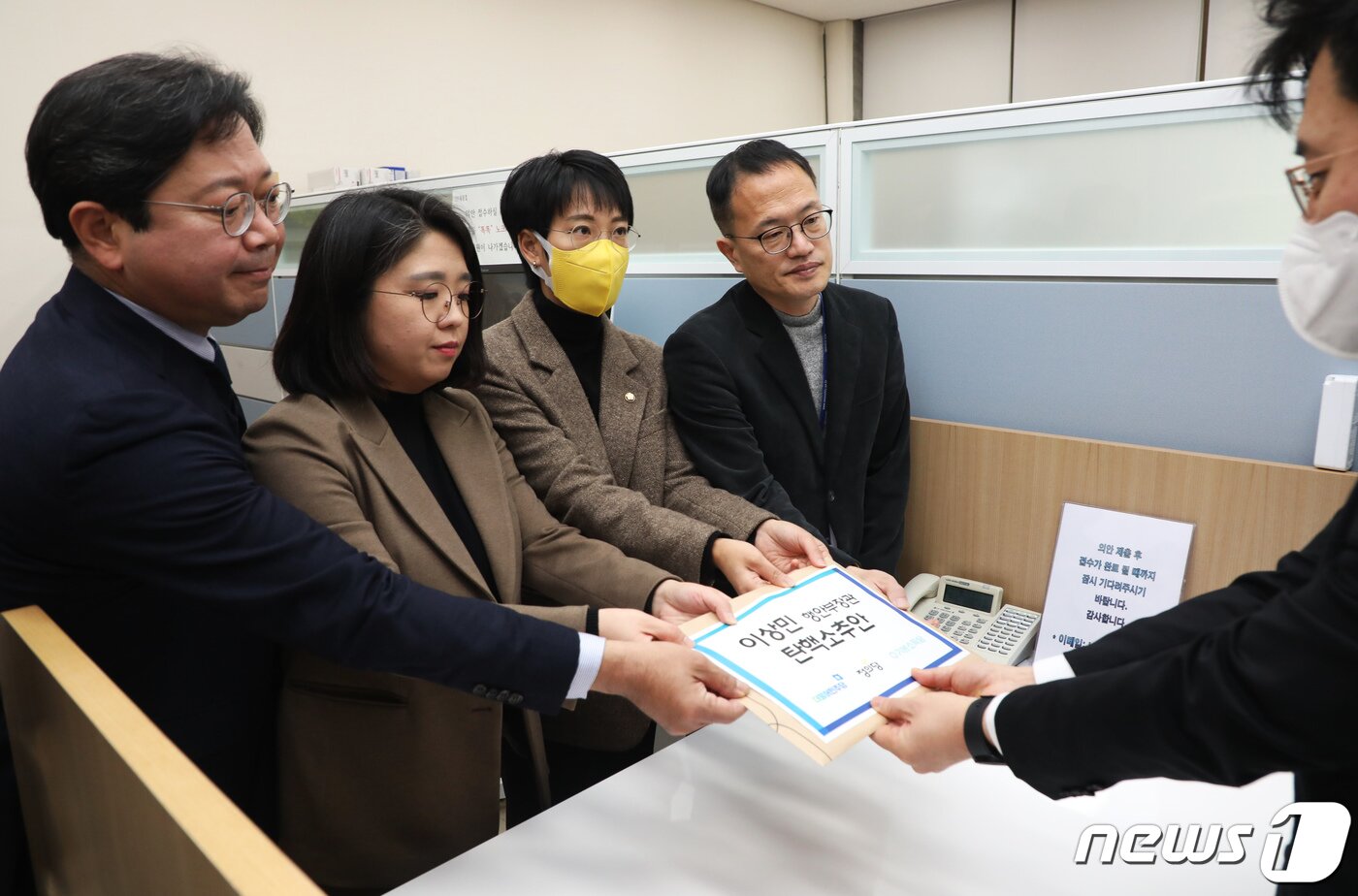 본문 이미지 - 김승원 더불어민주당 법률위원장(왼쪽부터), 용혜인 기본소득당 의원, 장혜영 정의당 의원, 박주민 더불어민주당 용산 이태원참사 대책본부 참사수습단장이 6일 서울 여의도 국회에서 이상민 행정안전부 장관에 대한 탄핵소추안을 의안과에 접수하고 있다. (공동취재) 2023.2.6/뉴스1 ⓒ News1 유승관 기자
