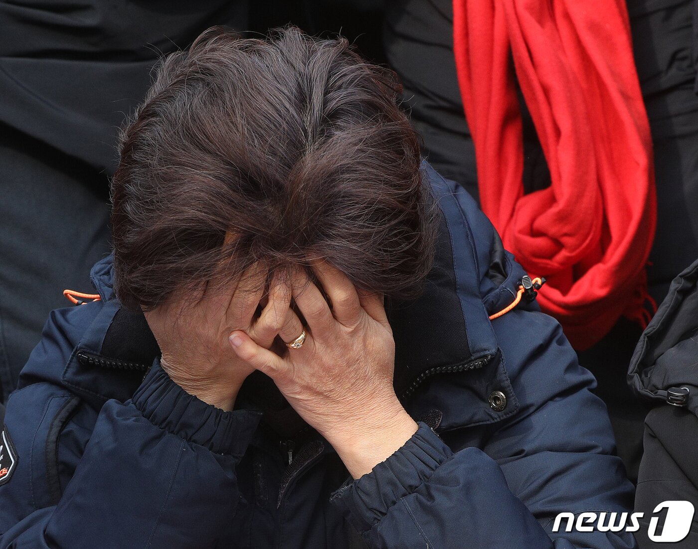 본문 이미지 - 이태원 참사 유가족협의회 회원이 6일 오후 서울시청 앞에 마련된 이태원 참사 희생자 시민분향소에서 가진 기자회견에서 슬픔에 잠겨 있다. 2023.2.6/뉴스1 ⓒ News1 신웅수 기자