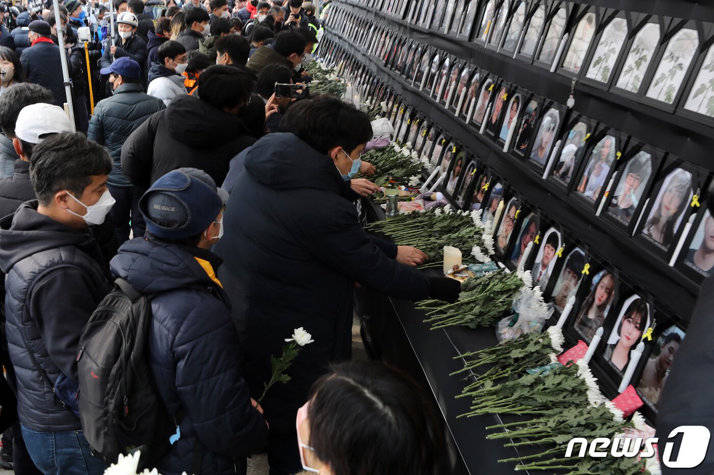 본문 이미지 - 이태원 참사 유가족협의회와 시민대책회의 회원들이 6일 오후 서울시청 앞에 마련된 시민합동분향소에서 서울시 규탄 기자회견을 마친 뒤 헌화하고 있다. 2023.2.6/뉴스1 ⓒ News1 이동해 기자