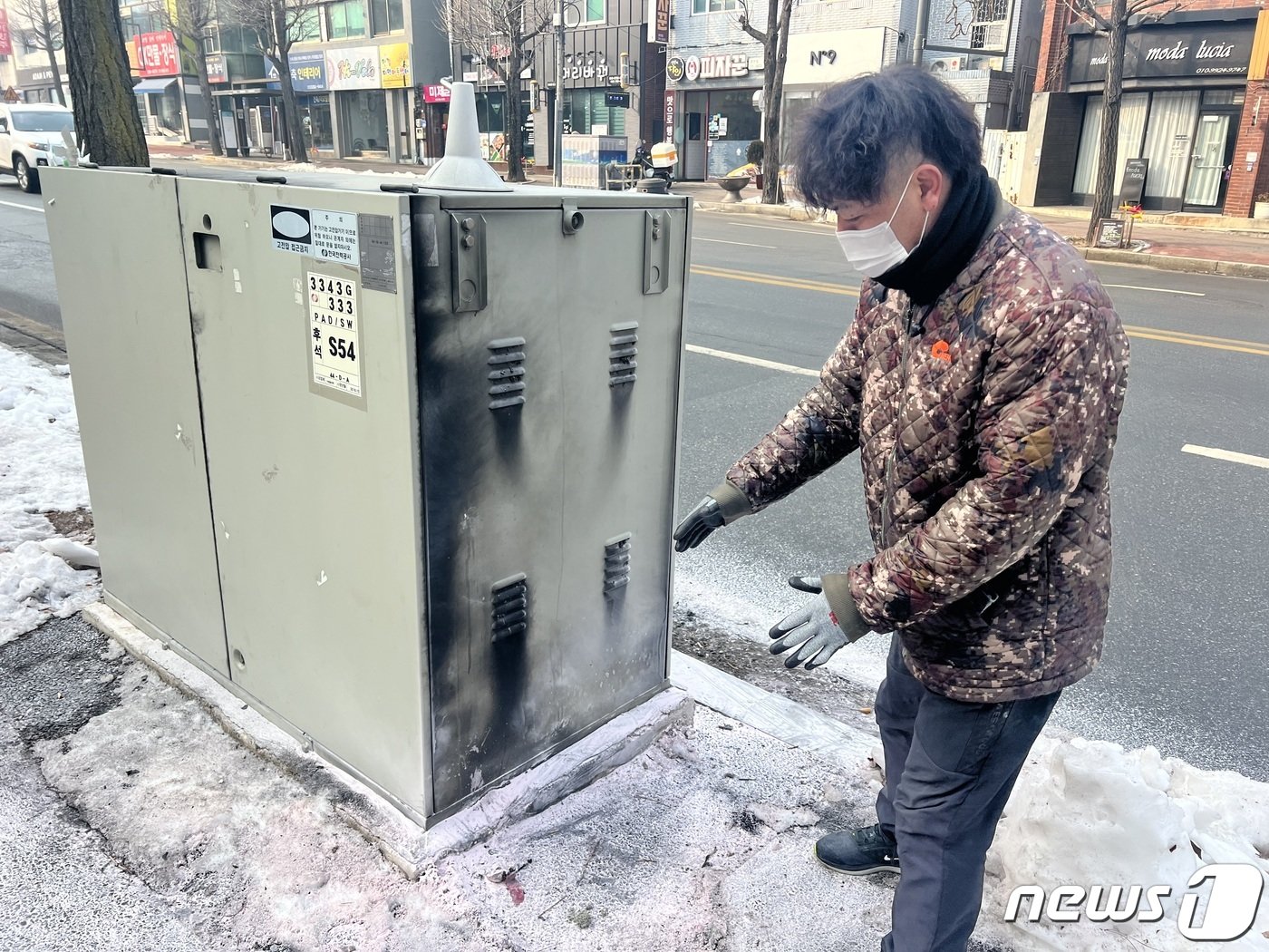 본문 이미지 - 지난 주말 춘천시 후평동의 한 지상개폐기 화재 당시에 대해 설명하는 오현씨.2023.26 한귀섭 기자