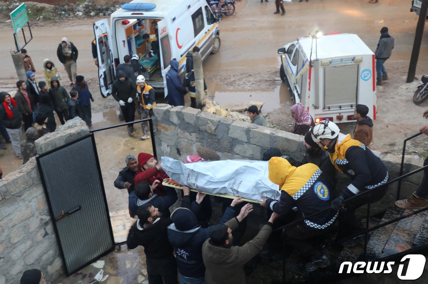 본문 이미지 - 6일&#40;혀지시간&#41; 새벽 튀르키예 강진 여파로 진원지 인근 시리아 북서부 앗자즈의 한 건물이 붕괴된 가운데 구조 당국이 들것에 사망자를 실어 나르고 있다. 시리아 국영 사나통신에 따르면 국내 최소 111명이 숨지고 200명 이상이 부상을 입었다. 2023.2.6 ⓒ 로이터=뉴스1 ⓒ News1 정윤미 기자