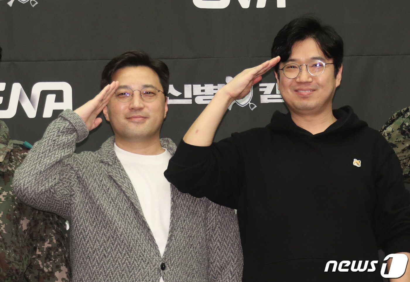본문 이미지 - 민진기 감독과 문태주 CP&#40;오른쪽&#41;가 6일 서울 마포구 스탠포드호텔에서 열린 ENA 新 예능채널 ‘신병캠프’&#40;연출 민진기 남예은&#41; 제작발표회에서 포즈를 취하고 있다. ‘신병캠프’는 웹 애니메이션인 장삐쭈의 ‘신병’을 원작으로 한 드라마 ‘신병’의 예능 스핀오프이자 군대 콘텐츠의 세계관을 통합하는 군예능 대통합 프로젝트이다. 2023.2.6/뉴스1 ⓒ News1 권현진 기자