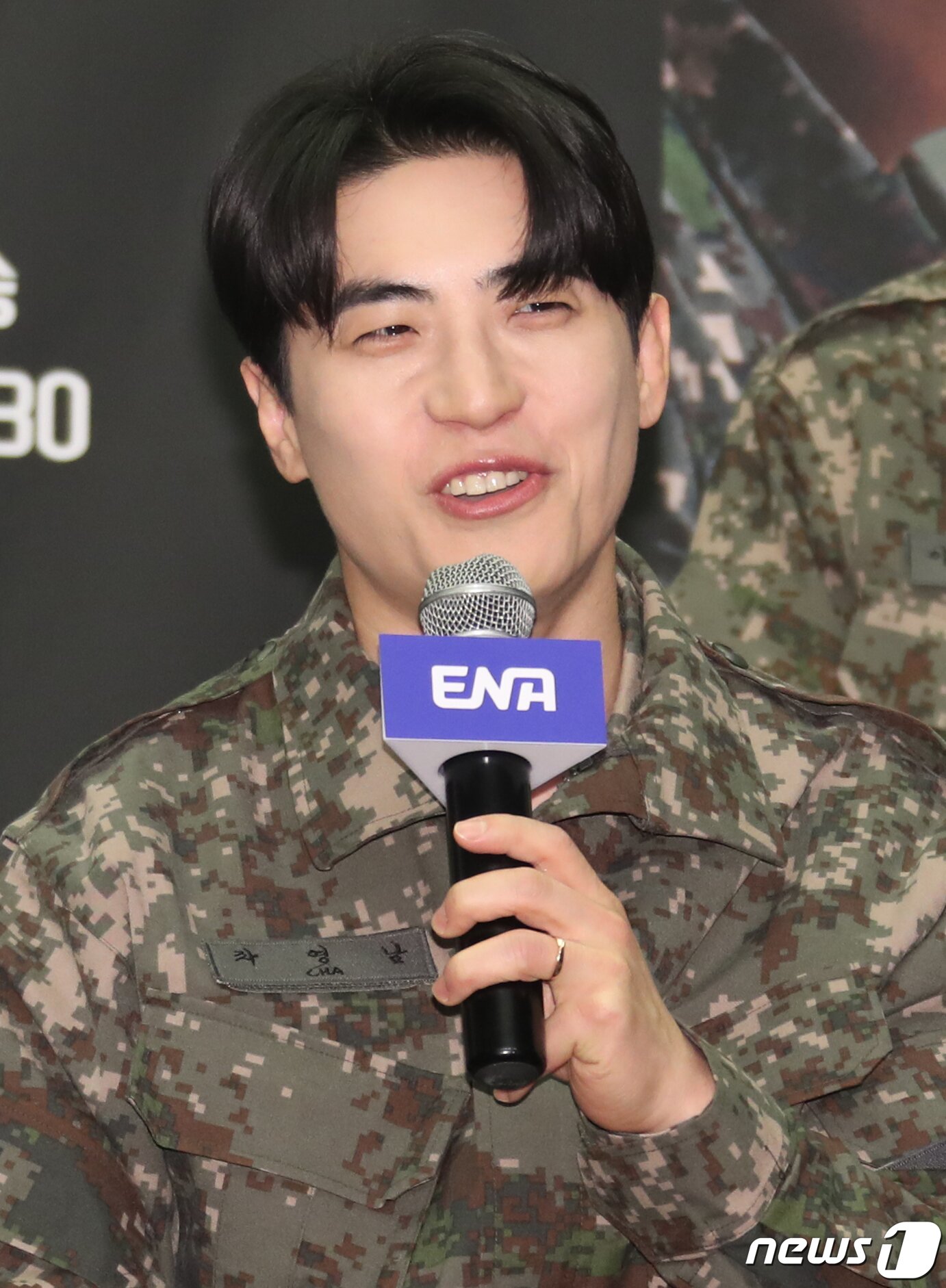 본문 이미지 - 배우 차영남이 6일 서울 마포구 스탠포드호텔에서 열린 ENA 新 예능채널 ‘신병캠프’&#40;연출 민진기 남예은&#41; 제작발표회에서 인사말을 하고 있다. ‘신병캠프’는 웹 애니메이션인 장삐쭈의 ‘신병’을 원작으로 한 드라마 ‘신병’의 예능 스핀오프이자 군대 콘텐츠의 세계관을 통합하는 군예능 대통합 프로젝트이다. 2023.2.6/뉴스1 ⓒ News1 권현진 기자