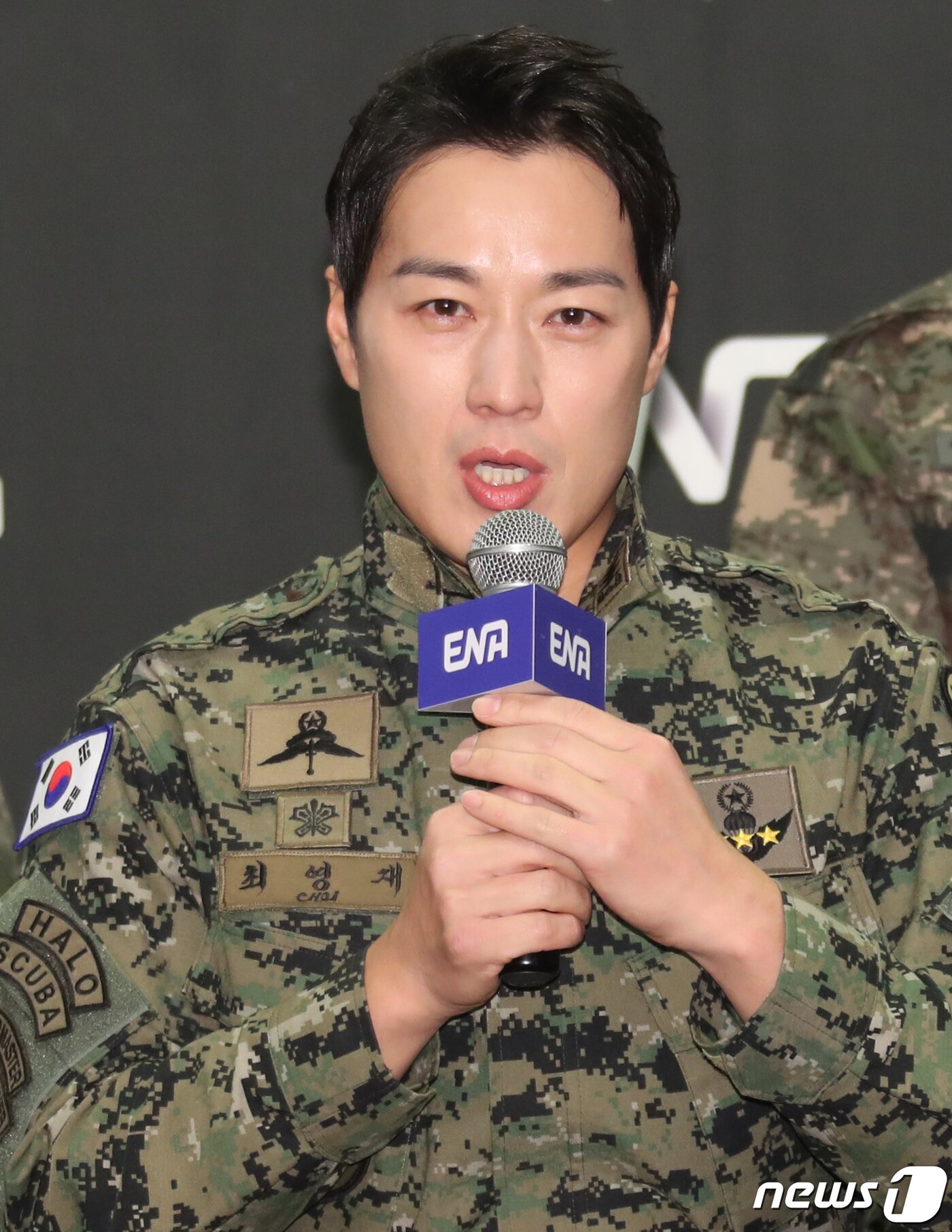 본문 이미지 - 방송인 최영재가 6일 서울 마포구 스탠포드호텔에서 열린 ENA 新 예능채널 ‘신병캠프’&#40;연출 민진기 남예은&#41; 제작발표회에서 인사말을 하고 있다. ‘신병캠프’는 웹 애니메이션인 장삐쭈의 ‘신병’을 원작으로 한 드라마 ‘신병’의 예능 스핀오프이자 군대 콘텐츠의 세계관을 통합하는 군예능 대통합 프로젝트이다. 2023.2.6/뉴스1 ⓒ News1 권현진 기자
