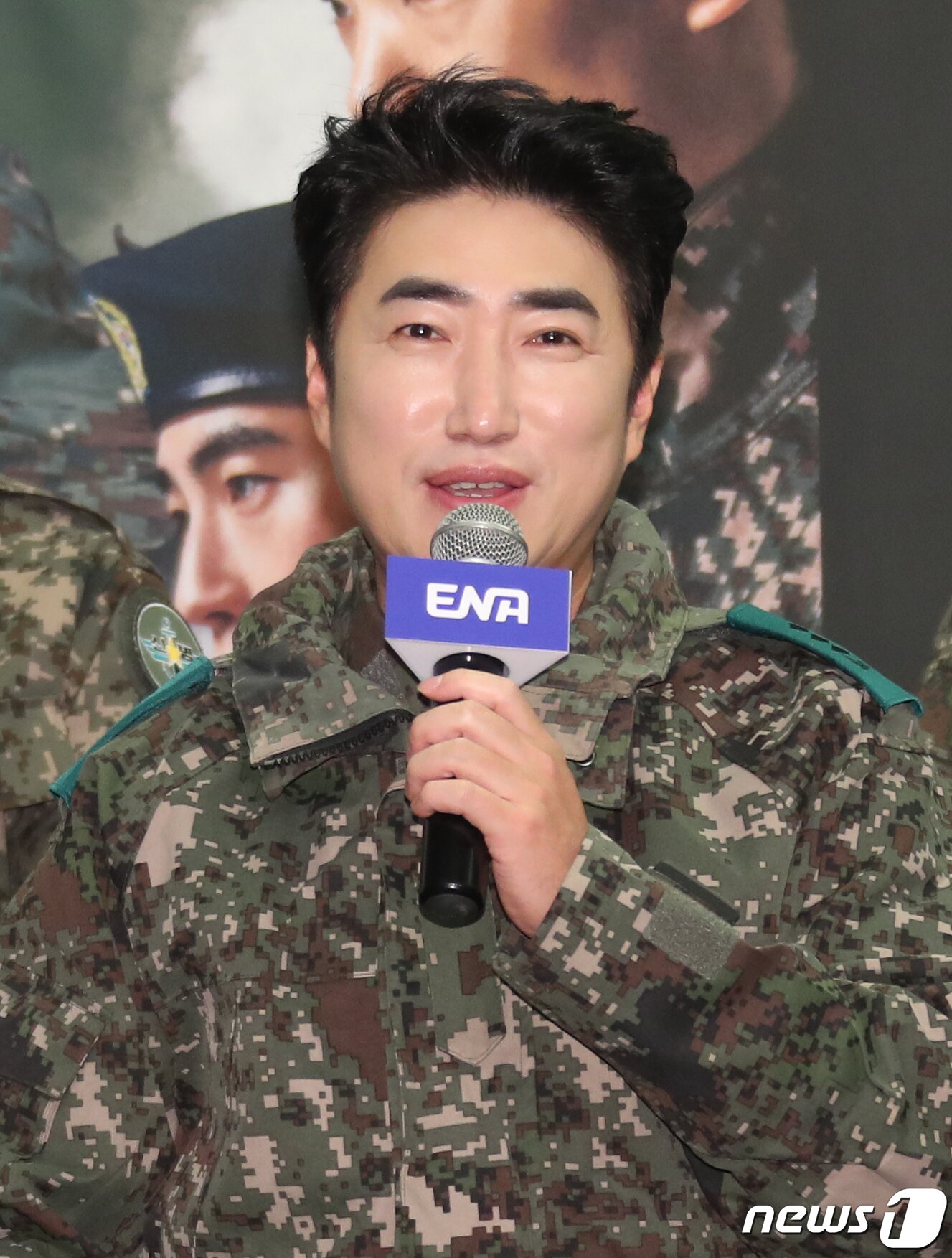 본문 이미지 - 개그맨 장동민이 6일 서울 마포구 스탠포드호텔에서 열린 ENA 新 예능채널 ‘신병캠프’&#40;연출 민진기 남예은&#41; 제작발표회에서 인사말을 하고 있다. ‘신병캠프’는 웹 애니메이션인 장삐쭈의 ‘신병’을 원작으로 한 드라마 ‘신병’의 예능 스핀오프이자 군대 콘텐츠의 세계관을 통합하는 군예능 대통합 프로젝트이다. 2023.2.6/뉴스1 ⓒ News1 권현진 기자