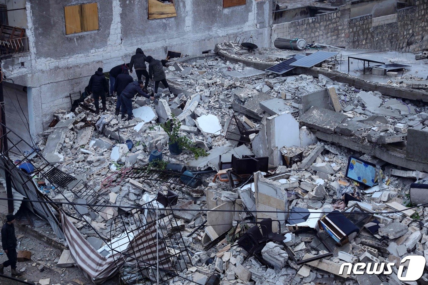 본문 이미지 - 6일&#40;현지시간&#41; 새벽 튀르키예&#40;터키&#41; 강진으로 시리아 서북부 궁격지대 이들리브 아즈마린의 한 건물이 초토화되어 있다. 2023.2.6 ⓒ AFP=뉴스1 ⓒ News1 정윤미 기자