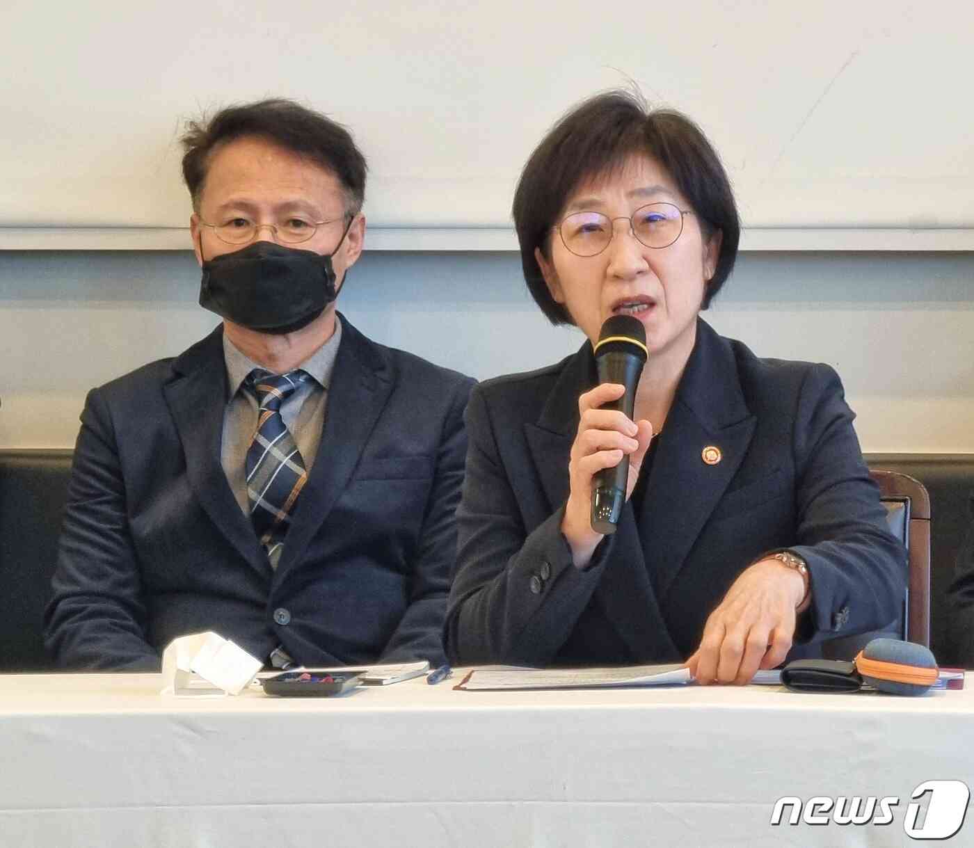 한화진 환경부 장관(오른쪽)이 6일 오후 세종 장군면 모처에서 신년 기자간담회에서 모두발언하고 있다. 2023.2.6/뉴스1 © News1 황덕현 기자