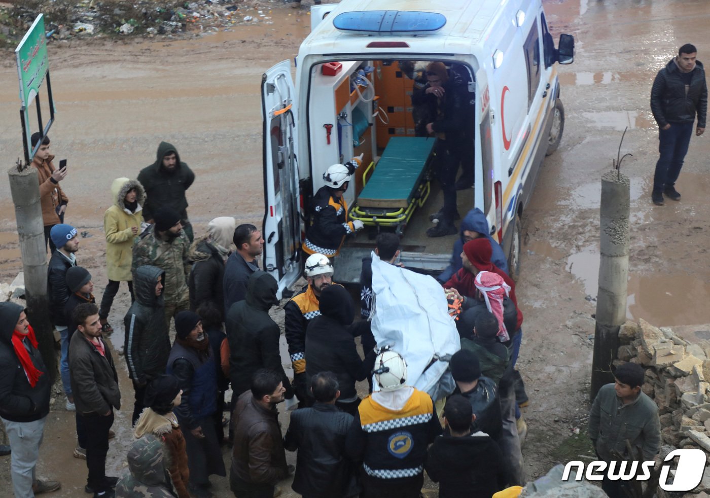 본문 이미지 - 튀르키예에서 리히터 규모 7.8의 강진이 발생한 6일&#40;현지시간&#41; 시리아 반군이 장악한 북서부 아자즈 지역에서도 건물이 붕괴돼 현지 소방이 건물 잔해에서 구조한 생존자들을 구급차에 실어 인근 병원으로 이송하고 있다. 2023.2.6. ⓒ 로이터=뉴스1 ⓒ News1 김성식 기자
