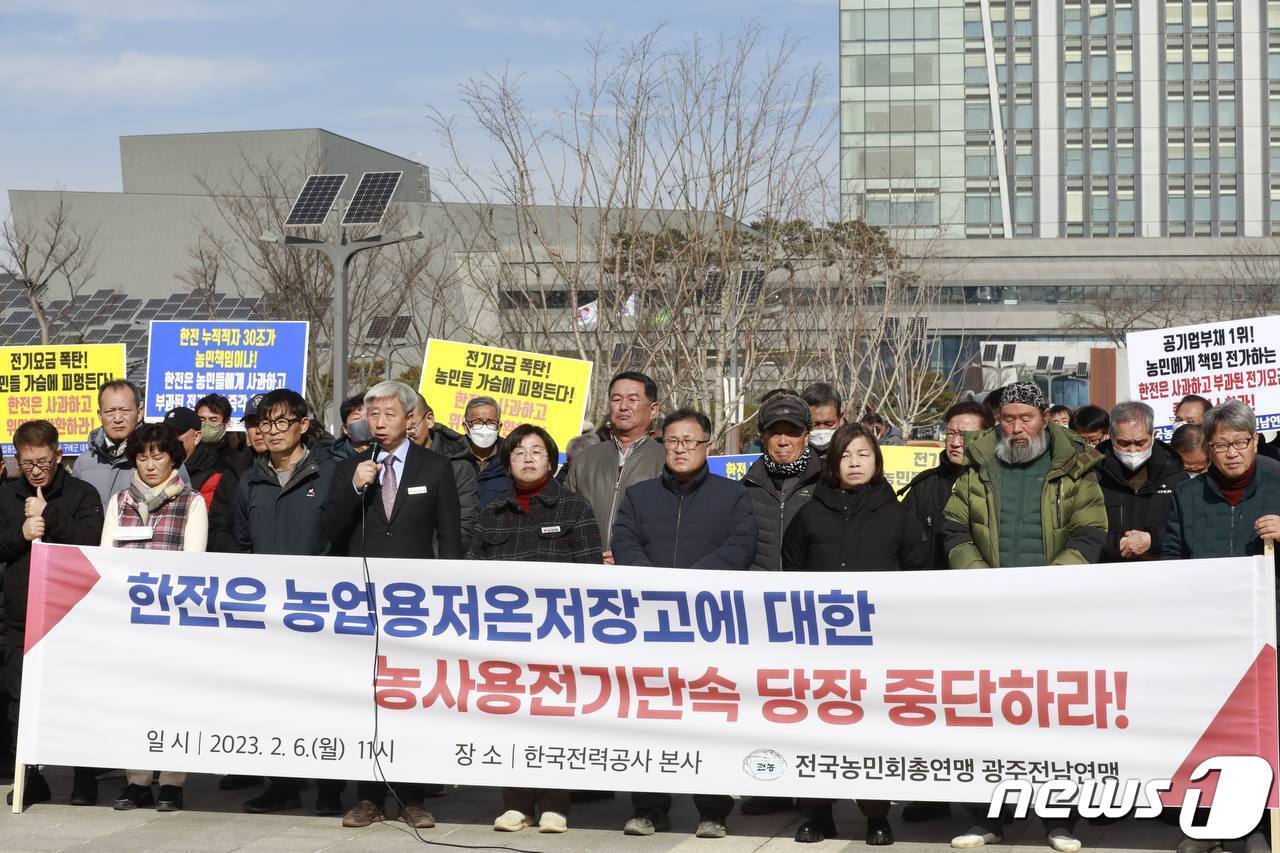 본문 이미지 - 박형대 진보당 전남도의원(장흥1)은 6일 농민단체와 함께 나주 빛가람혁신도시에 위치한 한국전력공사를 찾아 농사용 전력 기본공급약관 개선을 촉구했다. ⓒ News1
