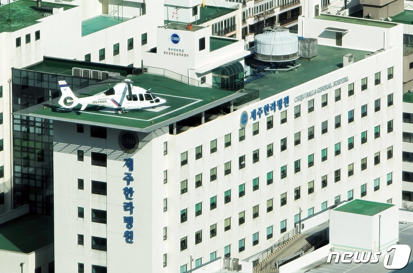 본문 이미지 - 제주권역 거점응급의료센터인 제주한라병원에 배치된 제주 닥터헬기. 2023.2.6 ⓒ 뉴스1 오현지 기자