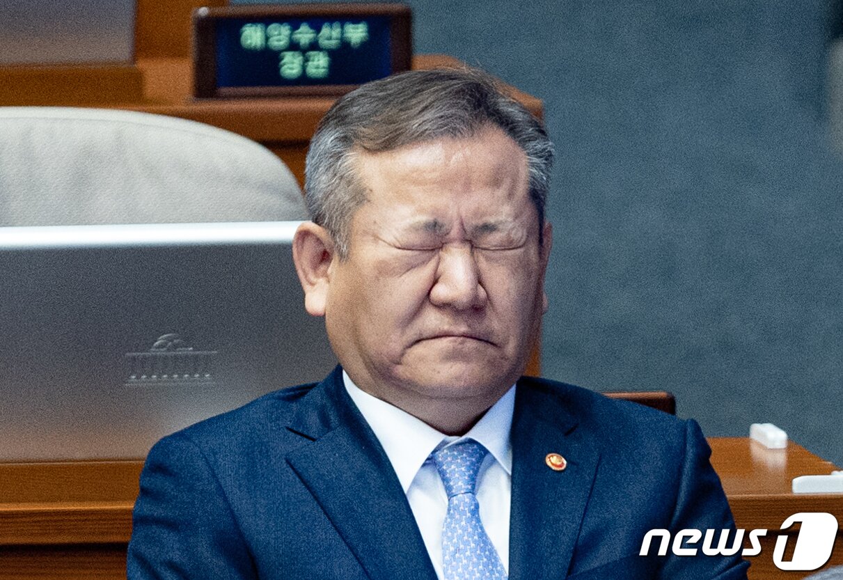 본문 이미지 - 이상민 행정안전부 장관이 6일 오후 서울 여의도 국회에서 열린 제403회 국회(임시회) 제2차 본회의 ‘정치·외교·통일·안보’ 분야 대정부 질문에서 피곤한 모습을 보이고 있다. 2023.2.6/뉴스1 ⓒ News1 이재명 기자