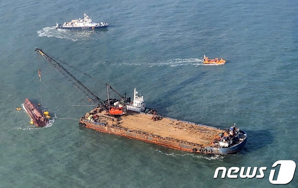 본문 이미지 - 지난해 2월4일 오전 11시19분쯤 전남 신안군 임자면 대비치도 서쪽 해상에서 청보호가 전복되는 사고가 발생한 가운데 구조당국이 청보호 인양을 위한 작업을 진행 중이다.(목포해양경찰서 제공) 2023.2.6/뉴스1