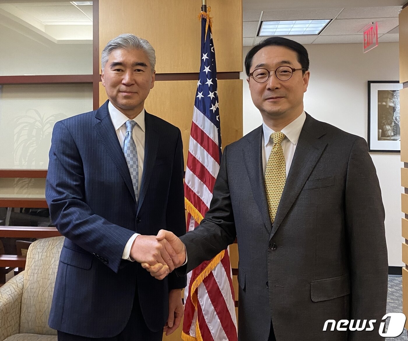 본문 이미지 - 김건 외교부 한반도평화교섭본부장(오른쪽)과 성 김 미국 국무부 대북특별대표. (외교부 제공)