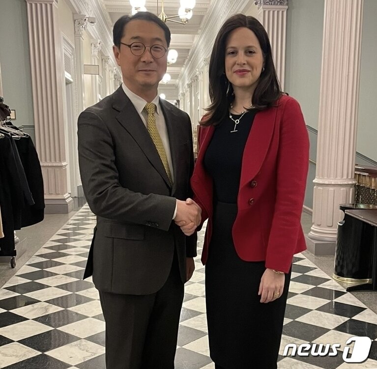 본문 이미지 - 김건 외교부 한반도평화교섭본부장(왼쪽)과 앤 뉴버거 미국 백악관 국가안전보장회의(NSC) 사이버·신흥 기술 담당 국가안보부보좌관.(외교부 제공)