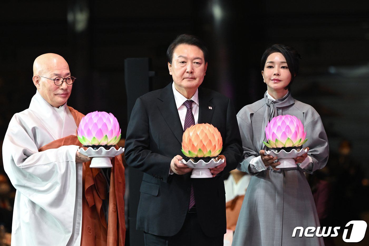 본문 이미지 - 윤석열 대통령과 김건희 여사가 지난  6일 서울 강남구 코엑스에서 열린 불기 2567년 대한민국 불교도 신년대법회에서 헌등하고 있다. &#40;대통령실 제공&#41; ⓒ News1 오대일 기자