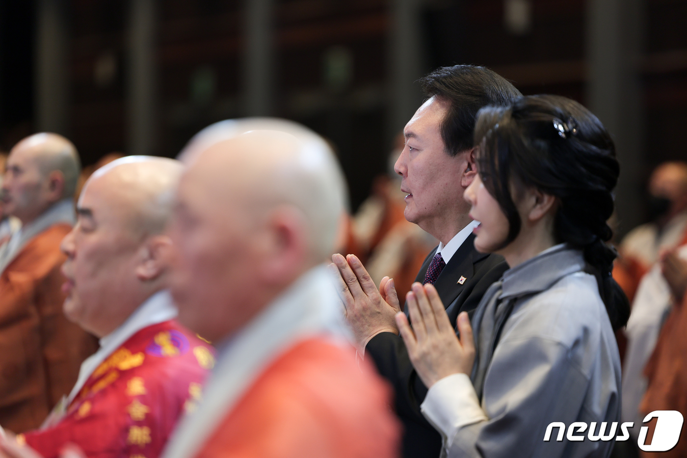 (서울=뉴스1) 오대일 기자 = 윤석열 대통령과 김건희 여사가 6일 서울 강남구 코엑스에서 열린 불기 2567년 대한민국 불교도 신년대법회에서 합장하고 있다. (대통령실 제공) 2 …