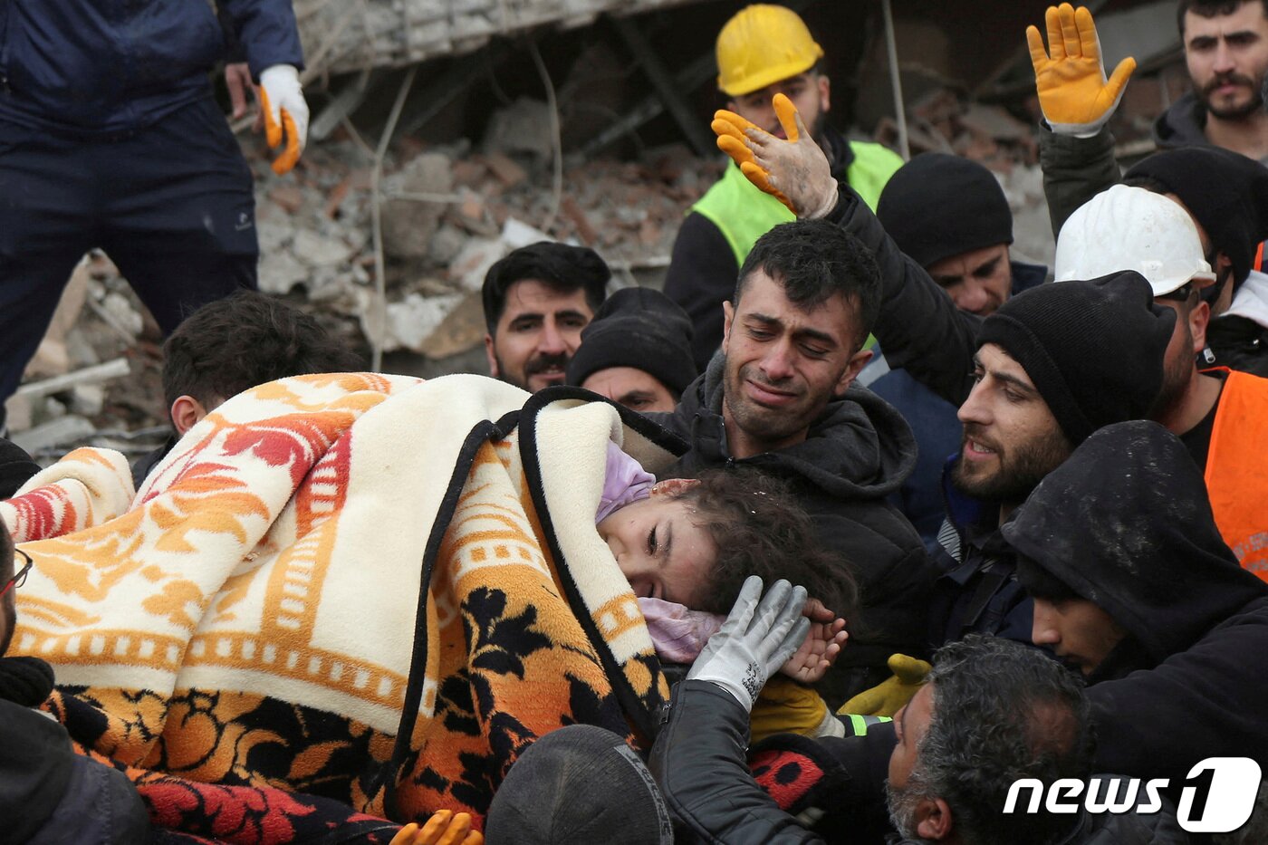 본문 이미지 - 6일(현지시간) 튀르키예 남동부의 도시 디야르바키르에서 규모 7.8에 달하는 강진이 발생해 구급대원들과 시민들이 잔해 속에서 구조작업을 벌이고 있다. ⓒ 로이터=뉴스1