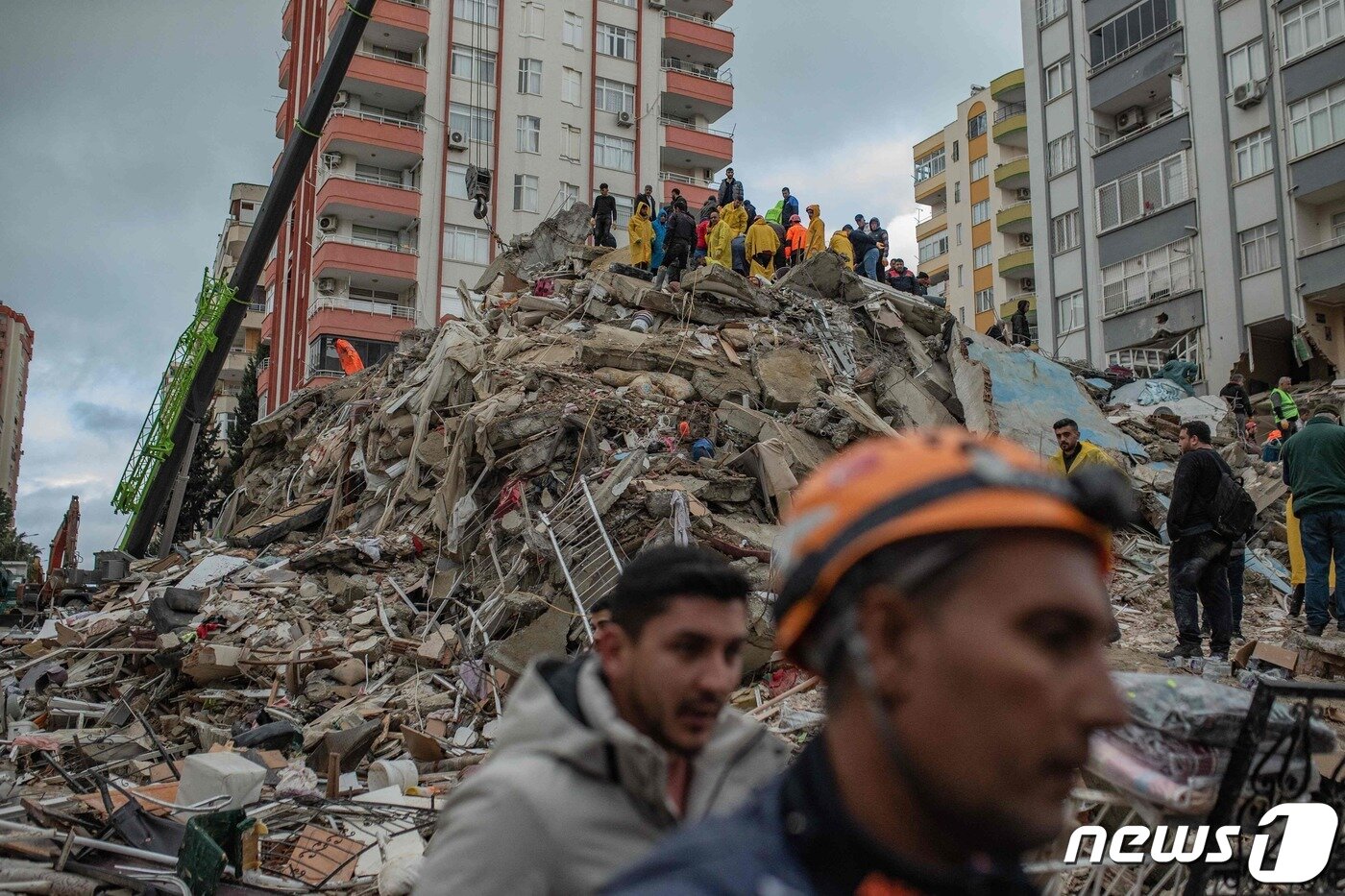 본문 이미지 - 6일(현지시간) 규모 7.8의 강진이 강타한 튀르키예 남동부 아다나. ⓒ AFP=뉴스1