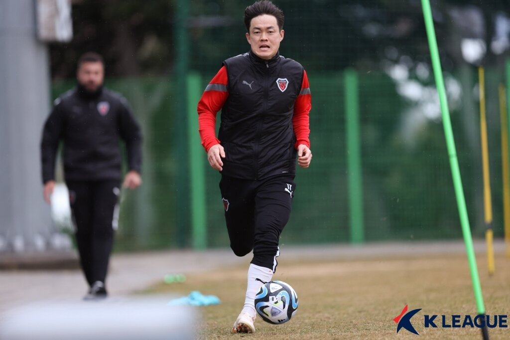 본문 이미지 - 재활 훈련 중인 포항 스틸러스의 신광훈.(한국프로축구연맹 제공)