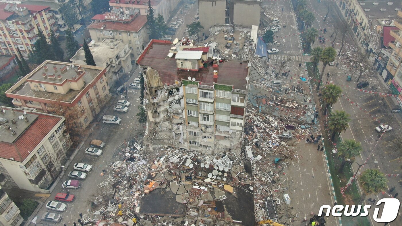 본문 이미지 - 6일(현지시간) 규모 7.8의 강진이 튀르키예 남동부 지역을 강타한 가운데 카흐라만마라스에 있는 건물들이 붕괴되거나 크게 훼손됐다. ⓒ 로이터=뉴스1 ⓒ News1 최종일 기자