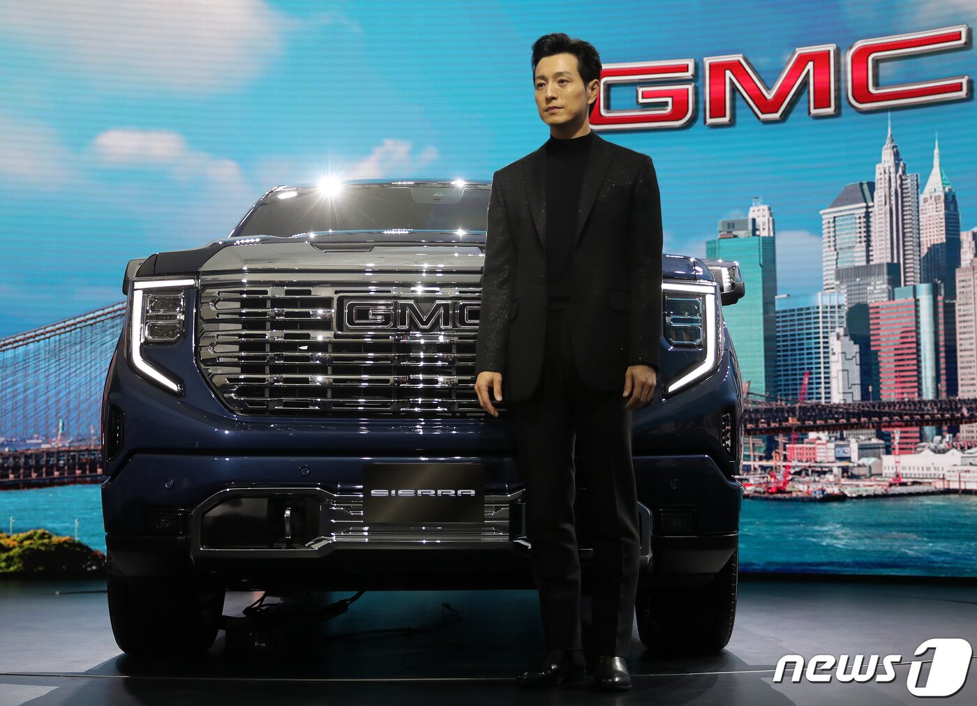 본문 이미지 - 배우 정성일이 지난 2월 7일 오전 서울 서초구 세빛섬에서 열린 제너럴 모터스(GM)의 프리미엄 픽업·SUV 브랜드 ‘GMC’의 첫 번째 모델인 초대형 픽업트럭 시에라(Sierra) 출시행사에 참석해 차량과 함께 포즈를 취하고 있다. 2023.2.7/뉴스1 ⓒ News1 김진환 기자