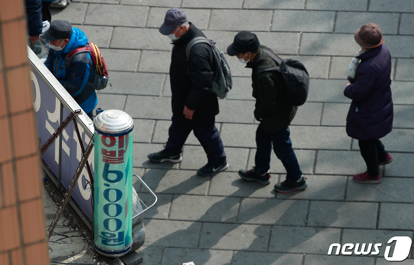 (서울=뉴스1) 안은나 기자 = 새해 첫달부터 5%대 물가상승률이 이어지면서 고물가에 대한 불안감이 커지고 있는 7일 서울 종로구 탑골공원 일대 이발소 요금이 이발 6000원, 염 …