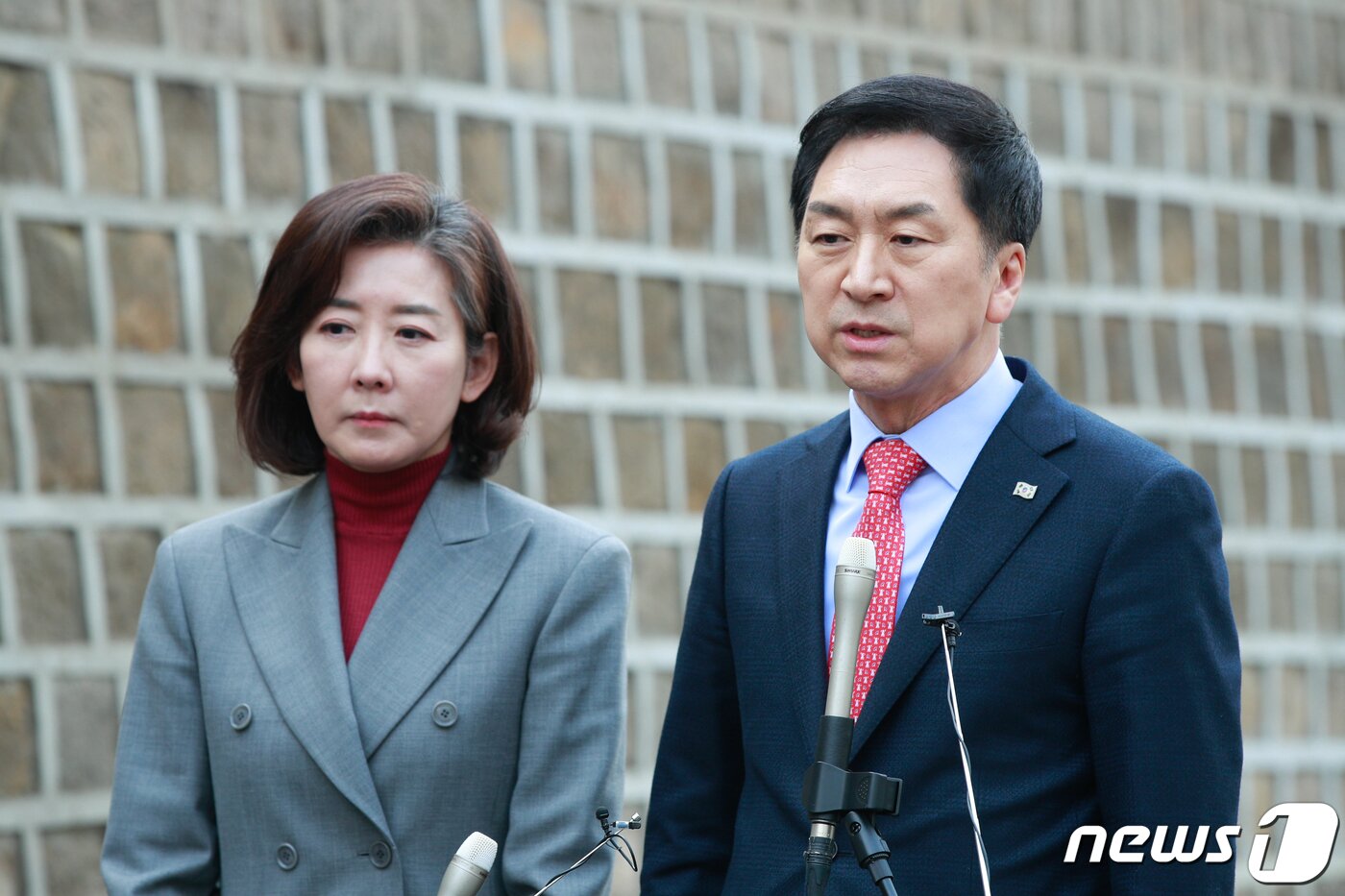 본문 이미지 - 김기현 국민의힘 당대표 후보와 나경원 전 원내대표가 7일 오후 서울 중구 달개비 앞에서 전당대회 관련 입장을 발표하고 있다. ⓒ News1 안은나 기자