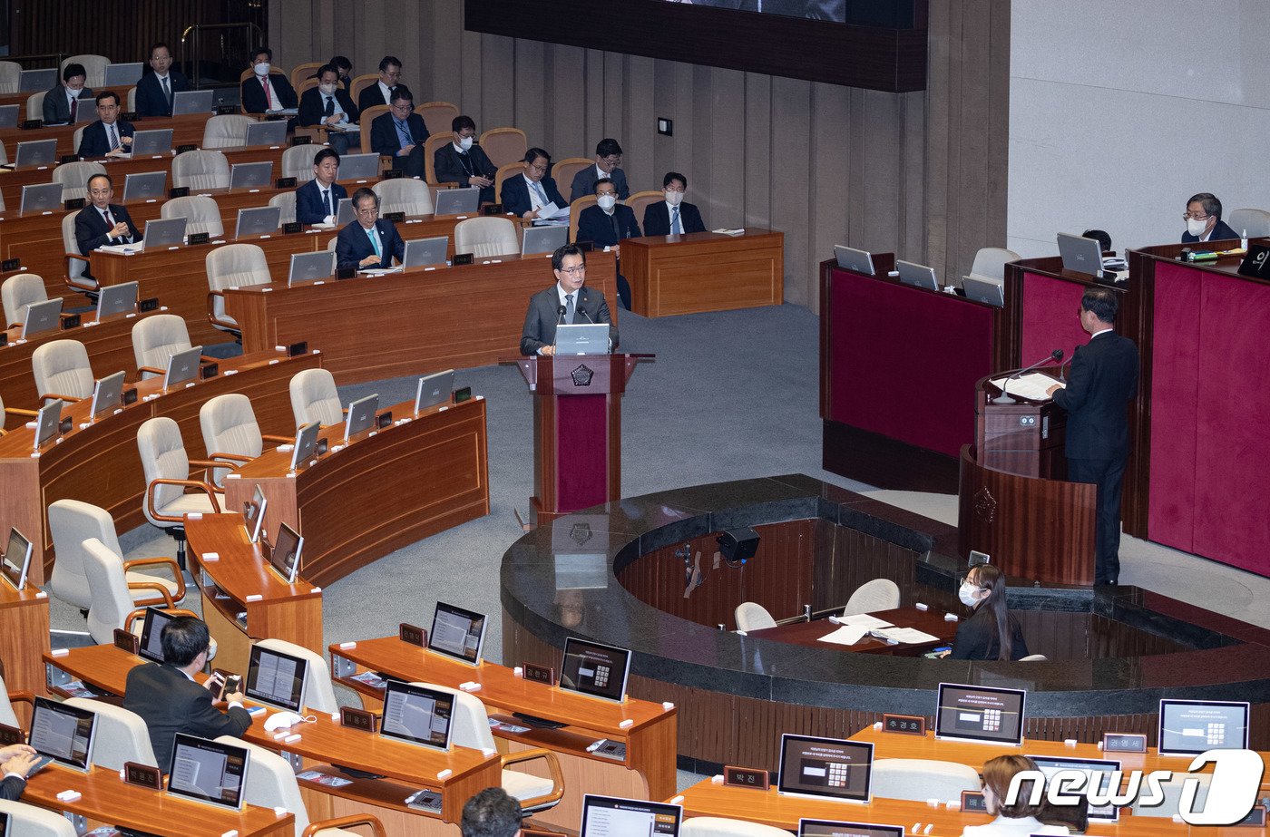 정황근 농림축산식품부 장관이 7일 오후 서울 여의도 국회에서 열린 제403회 국회&#40;임시회&#41; 제3차 본회의 경제 분야 대정부 질문에서 최춘식 국민의힘 의원 질문에 답변하고 있다. 2023.2.7/뉴스1 ⓒ News1 이재명 기자