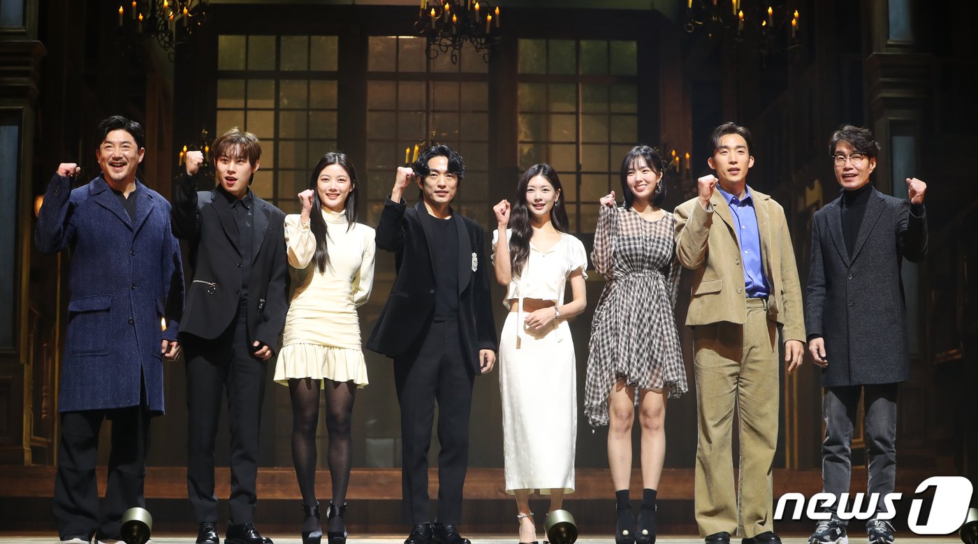 본문 이미지 - 배우 임철형(왼쪽부터), 김성철, 김유정, 정문성, 정소민, 채수빈, 이상이, 송영규가 7일 오후 서울 서초구 예술의전당 CJ 토월극장에서 열린 연극 ‘셰익스피어 인 러브’ 기자간담회에서 포즈를 취하고 있다. ‘셰익스피어 인 러브’는 슬럼프에 빠져있던 셰익스피어가 연극 배우를 꿈꾸는 여성 비올라와 애절한 사랑에 빠지고, 이를 바탕으로 세기의 걸작인 ‘로미오와 줄리엣’을 써내려 간다는 내용의 동명의 영화(1998)를 원작으로 한다. 2023.2.7/뉴스1 ⓒ News1 권현진 기자