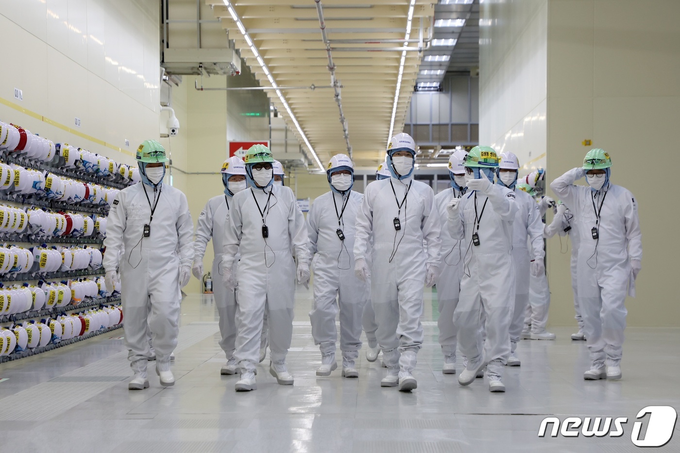 (서울=뉴스1) = 이재용 삼성전자 회장이 7일 삼성디스플레이 아산캠퍼스를 찾아 QD-OLED 생산라인을 살펴보고 사업전략을 점검하고 있다. (삼성전자 제공) 2023.2.7/뉴스 …
