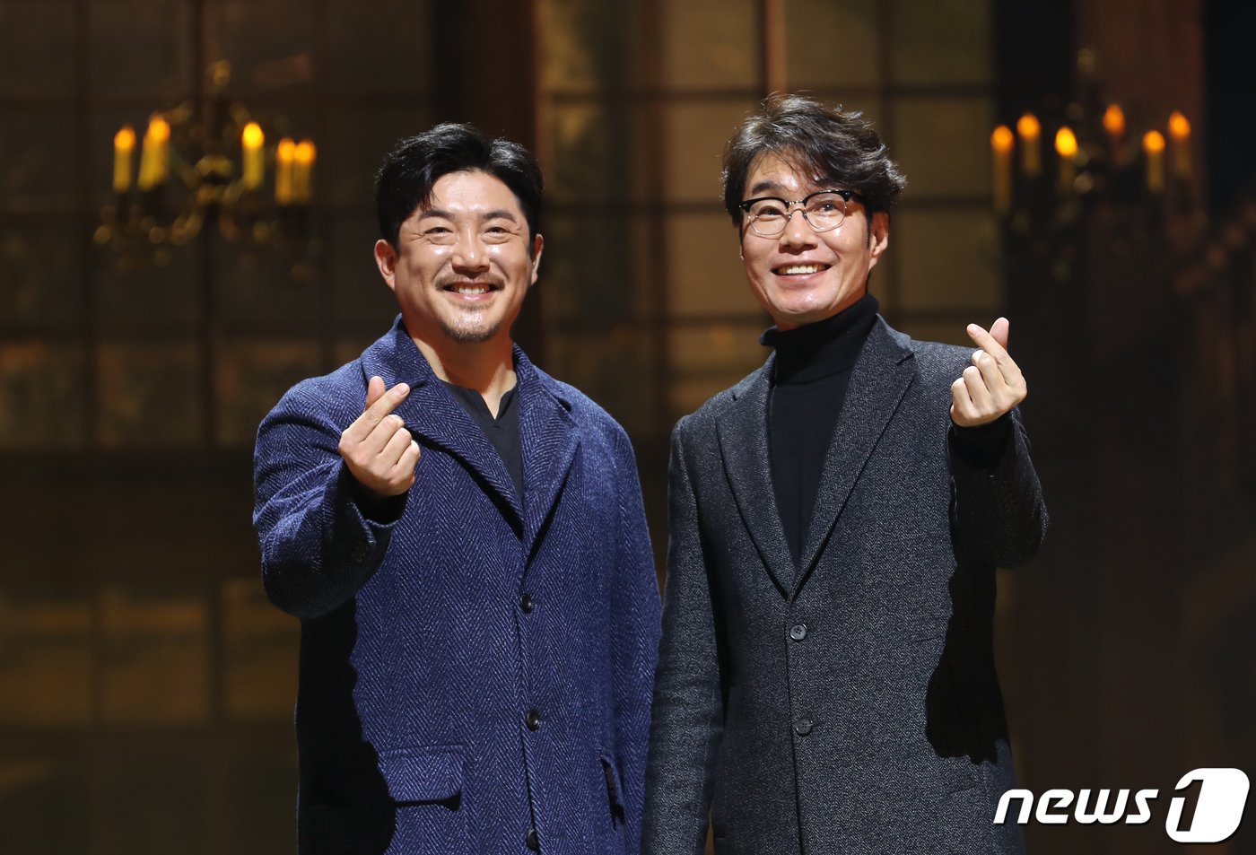 본문 이미지 - 배우 임철형과 송영규(오른쪽)가 7일 오후 서울 서초구 예술의전당 CJ 토월극장에서 열린 연극 ‘셰익스피어 인 러브’ 기자간담회에서 포즈를 취하고 있다. ‘셰익스피어 인 러브’는 슬럼프에 빠져있던 셰익스피어가 연극 배우를 꿈꾸는 여성 비올라와 애절한 사랑에 빠지고, 이를 바탕으로 세기의 걸작인 ‘로미오와 줄리엣’을 써내려 간다는 내용의 동명의 영화(1998)를 원작으로 한다. 2023.2.7/뉴스1 ⓒ News1 권현진 기자